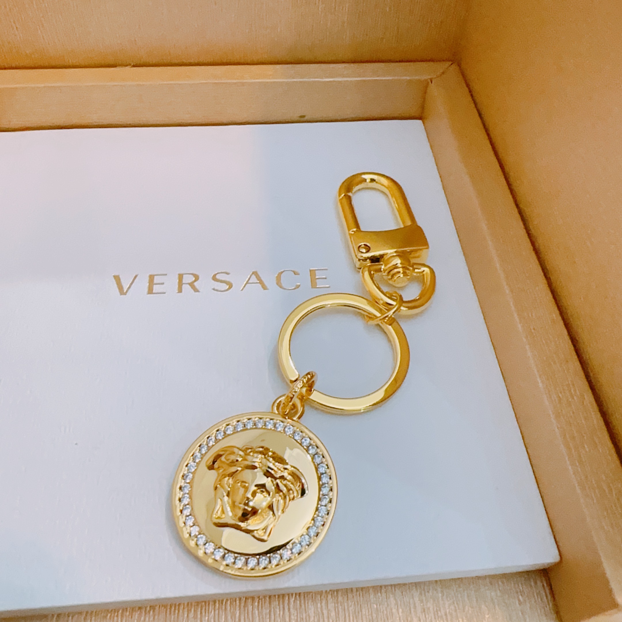 NO:111432,New product releases Versace keychain, bag buckle, the latest style of bag hanging ornaments, the same style as Anger Forest series classic design concept keychain series, details are used to treat the version, non-market bright style, this model has been released, Versace is popular, very easy to match with trendy backpacks, jewelry quality, versace, backpacks, keychain19860909新品发布范思哲钥匙扣 包包扣 最新款包包挂饰档次更高明星同款Anger Forest系列经典款联名设计理念钥匙扣系列 细节对版做旧处理 非市面亮面版型 这款一直在出 范思哲里面热卖款 非常好搭配潮流背包,饰品精品,versace,backpacks,keychain,Jewelry