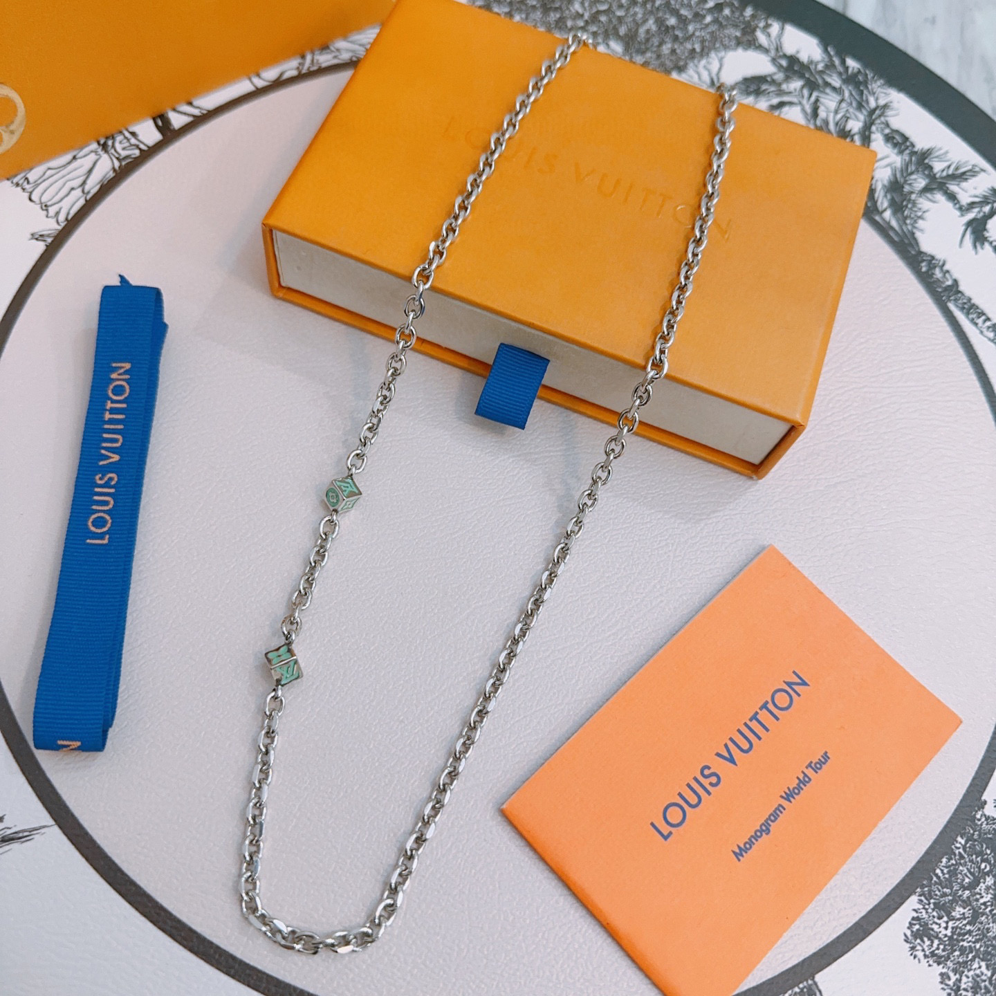 NO:111905,Louis Vuitton LV necklace original single-stock counter new model retro trend fashion essentials can be worn by both men and women Couple style Rock Punk Tsing silver style Retro elements Trendy versatile official website The latest style necklace chain is higher in grade Star classic necklace series retro silver necklace Chain length 60 cm can be changed length Details are used for the version to be used for the old version Non-market glossy style This model has been released. The best selling model in LV is very easy to match with trendy clothes, jewelry boutique, louis vuitton, louis vuitton, necklace19860909路易威登 LV项链原单货专柜新款开模复古潮流时尚必备 男女均可佩戴 情侣款同款 摇滚朋克泰银风格 复古元素 潮流百搭 官网同款项链最新款链条档次更高明星经典款项链系列复古银项链 链长60厘米可改长度 细节对版做旧处理 非市面亮面版型 这款一直在出 LV里面热卖款 非常好搭配潮流衣服,饰品精品,louis vuitton,louis vuitton,necklace,Jewelry