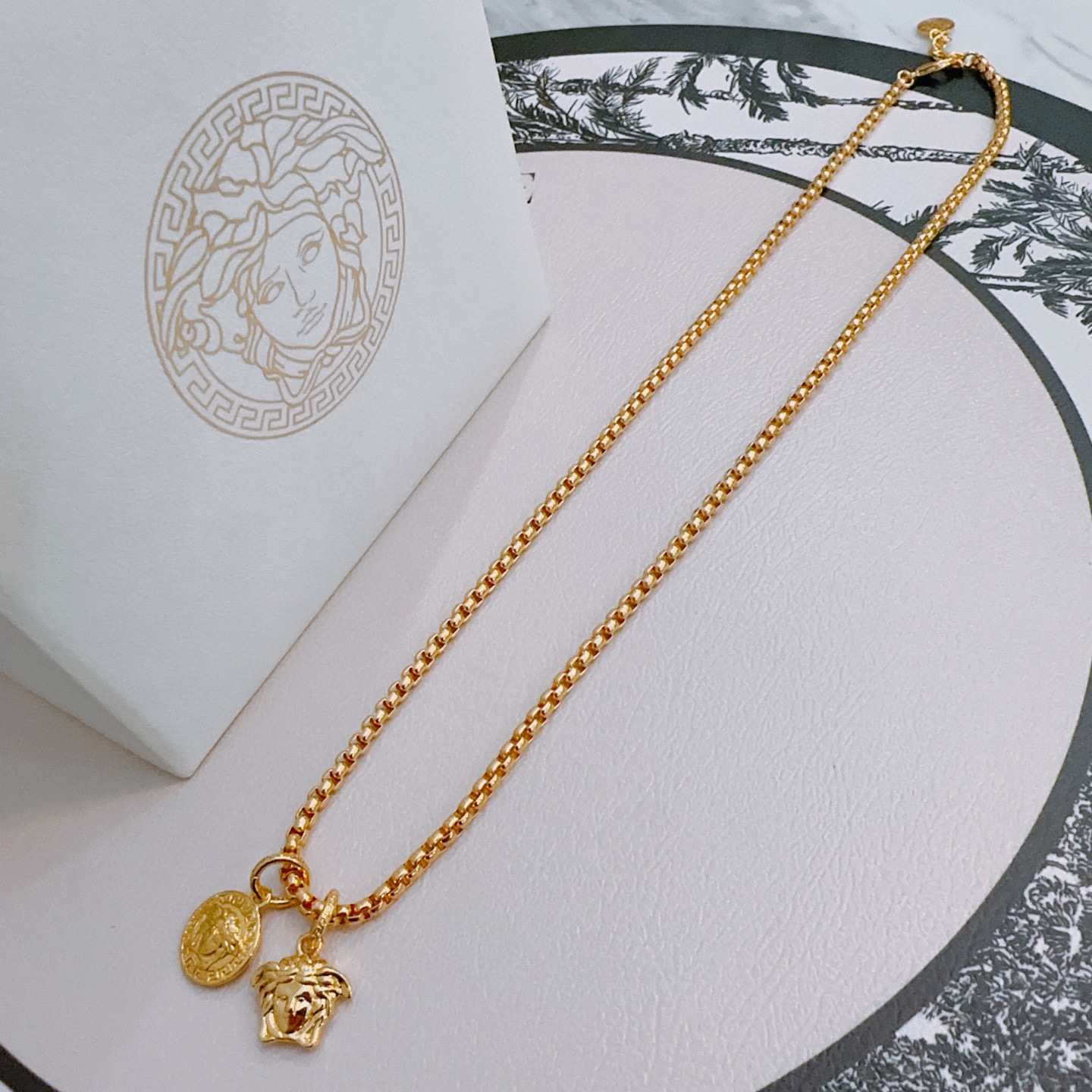 NO:111911,High-quality Versace necklace Medusa avatar original single-stock counter new model retro trend fashion essentials can be worn by both men and women Couple style Rock Punk Tsing silver style Retro elements Trendy versatile official website The latest style necklace chain is higher in grade Star classic necklace series retro silver necklace Chain length 60 cm can be changed length Details are used for the version to be used for the old version Non-market glossy style This model has been released. Versace is very popular with trendy clothes, jewelry boutique, versace, necklace19860909高品质范思哲项链美杜莎头像原单货专柜新款开模复古潮流时尚必备 男女均可佩戴 情侣款同款 摇滚朋克泰银风格 复古元素 潮流百搭 官网同款项链最新款链条档次更高明星经典款项链系列复古银项链 链长60厘米可改长度 细节对版做旧处理 非市面亮面版型 这款一直在出 范思哲里面热卖款 非常好搭配潮流衣服,饰品精品,versace,necklace,Jewelry