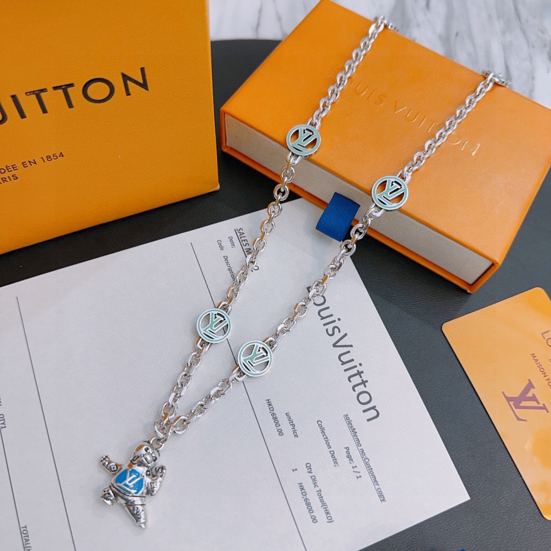 NO:111904,Louis Vuitton LV necklace original single-stock counter new model retro trend fashion essentials can be worn by both men and women Couple style Rock Punk Tsing silver style Retro elements Trendy versatile official website The latest style necklace chain is higher in grade Star classic necklace series retro silver necklace Chain length 60 cm can be changed length Details are used for the version to be used for the old version Non-market glossy style This model has been released. The best selling model in LV is very easy to match with trendy clothes, jewelry boutique, louis vuitton, louis vuitton, necklace19860909路易威登 LV项链原单货专柜新款开模复古潮流时尚必备 男女均可佩戴 情侣款同款 摇滚朋克泰银风格 复古元素 潮流百搭 官网同款项链最新款链条档次更高明星经典款项链系列复古银项链 链长60厘米可改长度 细节对版做旧处理 非市面亮面版型 这款一直在出 LV里面热卖款 非常好搭配潮流衣服,饰品精品,louis vuitton,louis vuitton,necklace,Jewelry