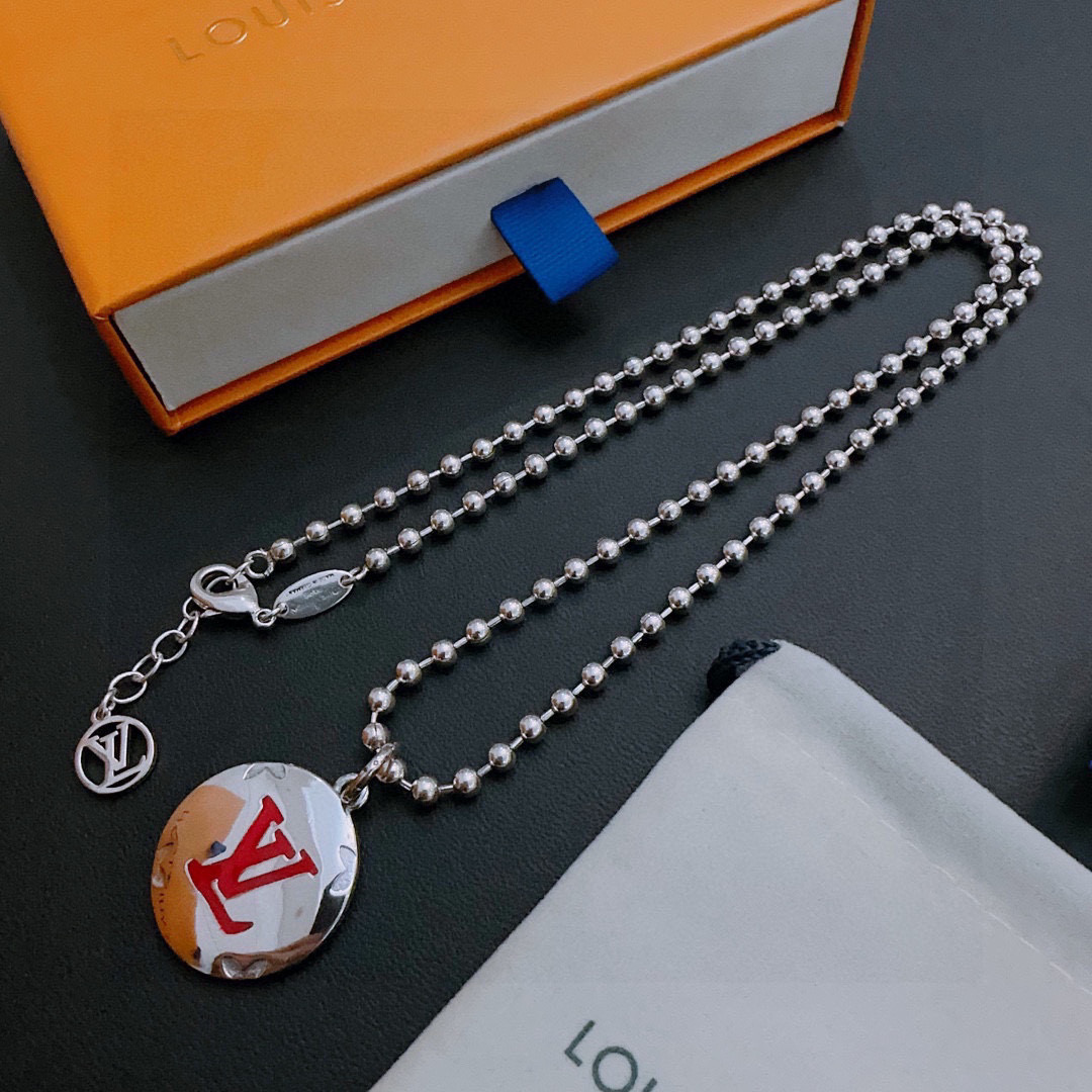 NO:112677,LV Louis Vuitton necklace original single-stock counter new model retro trend fashion essentials can be worn by both men and women, couple style same style, rock punk silver style, retro elements, trendy and versatile, official website same style necklace latest style chain higher grade, star classic necklace series retro silver necklace, chain length 60 cm can be changed length, details are used to treat the version, non-market bright style, this model has been released, the best selling model in LV, very easy to match with trendy clothes, jewelry boutique, louis vuitton, louis vuitton, necklace19860909LV路易威登项链原单货专柜新款开模复古潮流时尚必备 男女均可佩戴 情侣款同款 摇滚朋克泰银风格 复古元素 潮流百搭 官网同款项链最新款链条档次更高明星经典款项链系列复古银项链 链长60厘米可改长度 细节对版做旧处理 非市面亮面版型 这款一直在出 LV里面热卖款 非常好搭配潮流衣服,饰品精品,louis vuitton,louis vuitton,necklace,Jewelry