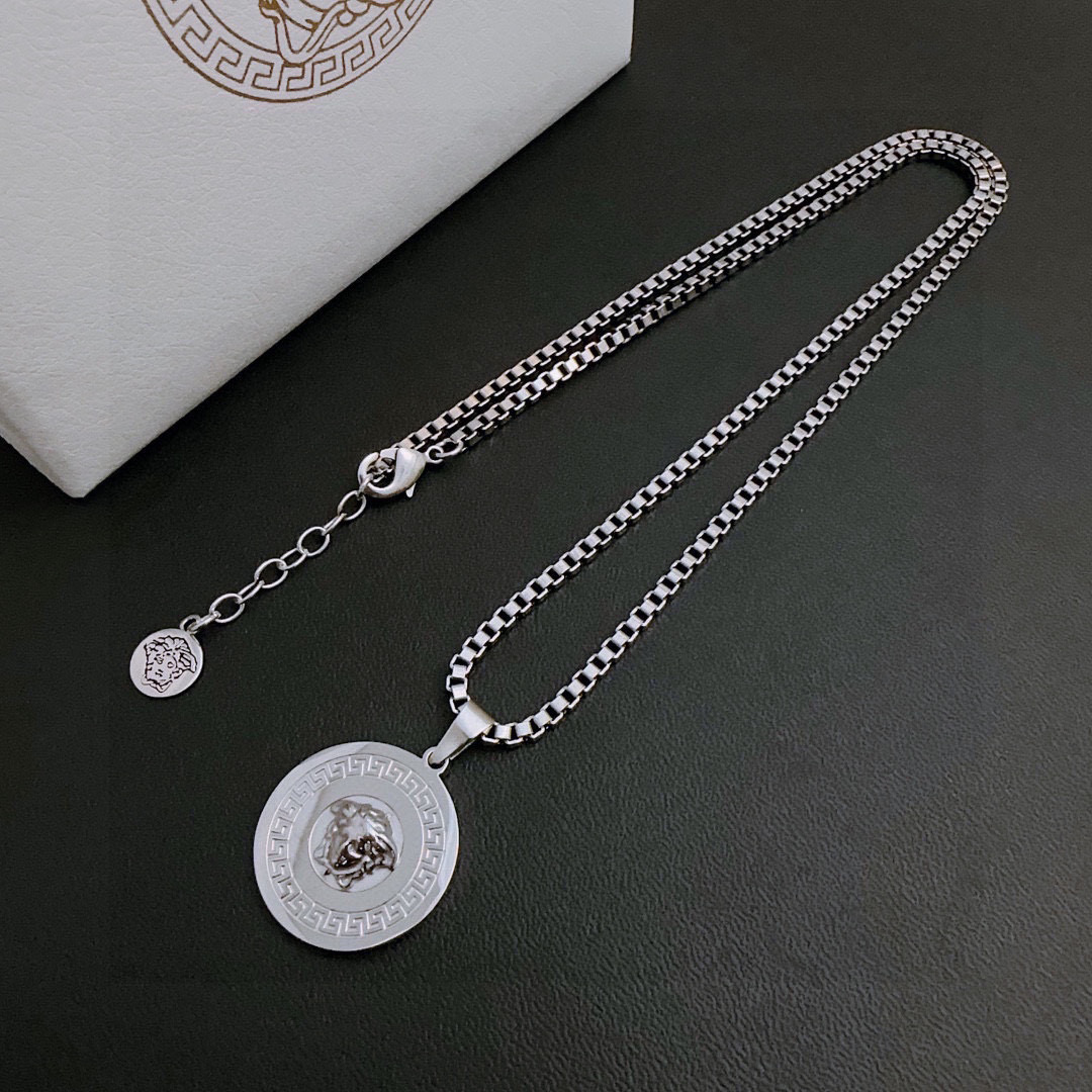 NO:112681,High-quality Versace necklace Medusa avatar original single-stock counter new model retro trend fashion essentials can be worn by both men and women Couple style Rock Punk Tsing silver style Retro elements Trendy versatile official website The latest style necklace chain is higher in grade Star classic necklace series retro silver necklace Chain length 60 cm can be changed length Details are used for the version to be used for the old version Non-market glossy style This model has been released. Versace is very popular with trendy clothes, jewelry boutique, versace, necklace19860909高品质范思哲项链美杜莎头像原单货专柜新款开模复古潮流时尚必备 男女均可佩戴 情侣款同款 摇滚朋克泰银风格 复古元素 潮流百搭 官网同款项链最新款链条档次更高明星经典款项链系列复古银项链 链长60厘米可改长度 细节对版做旧处理 非市面亮面版型 这款一直在出 范思哲里面热卖款 非常好搭配潮流衣服,饰品精品,versace,necklace,Jewelry