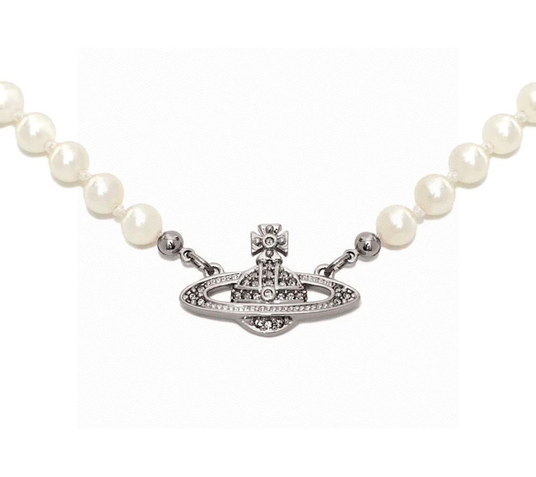 NO:112685,[New product is on the shelves] Empress Dowager Embossed Pearl Necklace [Beautiful Saturn Pearl Set] Z package is not made, it is recommended to put it in the whole set, so it is correct to enter it with your eyes closed!  The pure crown ball is a classic symbol. The shining Saturn ring outlines the flow of future waves and light, opening up a new encounter with the future!  We use specific Swarovski pearls, and the diamonds on Saturn are also customized Swarovski rhinestones, rather than just making them with plastic beads and diamonds on the market!  You can feel its texture, feel and luster when you get it. Nice, with rhinestone embellishments appear on Saturn's design, adding a lot of cool, fashionable and pretty looks, making the punk a little girl at the same time, and bringing a group of fashion fans!  It looks good, salty or sweet, pure or desirable!  Love at first glance, it is definitely a lever in the 