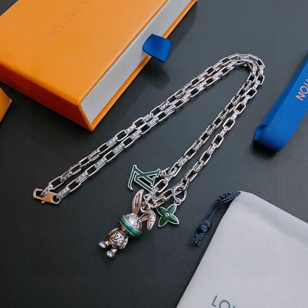 NO:112678,Louis Vuitton LV necklace original single-stock counter new model retro trend fashion essentials can be worn by both men and women, couple style same style, rock punk silver style, retro elements, trendy and versatile, official website same style necklace latest style chain higher grade, star classic necklace series retro silver necklace, chain length 60 cm can be changed length, details are used to treat the version, non-market glossy style, this model has been released, the best selling model in LV, very easy to match with trendy clothes, jewelry boutique, louis vuitton, louis vuitton, necklace19860909路易威登LV项链原单货专柜新款开模复古潮流时尚必备 男女均可佩戴 情侣款同款 摇滚朋克泰银风格 复古元素 潮流百搭 官网同款项链最新款链条档次更高明星经典款项链系列复古银项链 链长60厘米可改长度 细节对版做旧处理 非市面亮面版型 这款一直在出 LV里面热卖款 非常好搭配潮流衣服,饰品精品,louis vuitton,louis vuitton,necklace,Jewelry