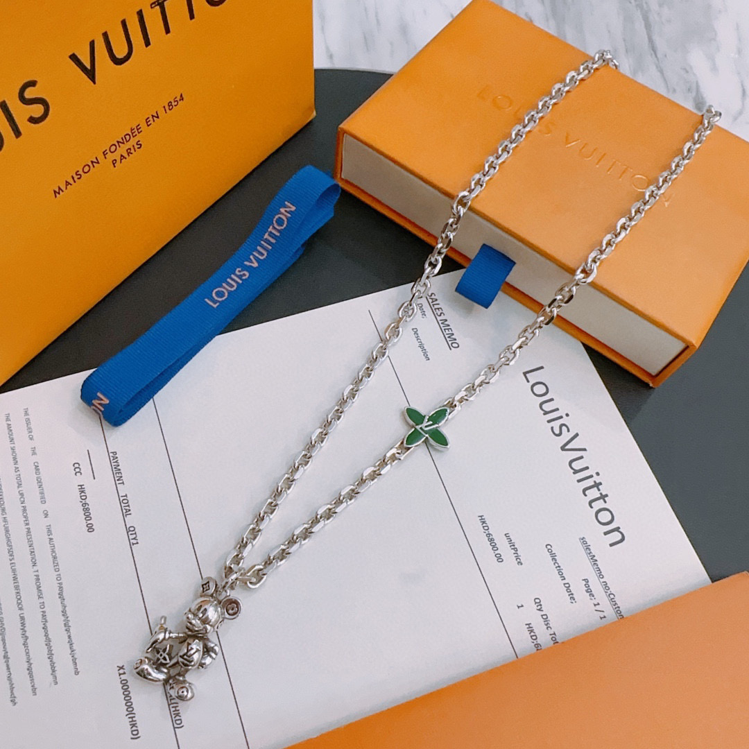 NO:112684,LV Louis Vuitton necklace original single-stock counter new model retro trend fashion essentials can be worn by both men and women, couple style same style, rock punk silver style, retro elements, trendy and versatile, official website same style necklace latest style chain higher grade, star classic necklace series retro silver necklace, chain length 60 cm can be changed length, details are used to treat the version, non-market bright style, this model has been released, the best selling model in LV, very easy to match with trendy clothes, jewelry boutique, louis vuitton, louis vuitton, necklace19860909LV路易威登项链原单货专柜新款开模复古潮流时尚必备 男女均可佩戴 情侣款同款 摇滚朋克泰银风格 复古元素 潮流百搭 官网同款项链最新款链条档次更高明星经典款项链系列复古银项链 链长60厘米可改长度 细节对版做旧处理 非市面亮面版型 这款一直在出 LV里面热卖款 非常好搭配潮流衣服,饰品精品,louis vuitton,louis vuitton,necklace,Jewelry