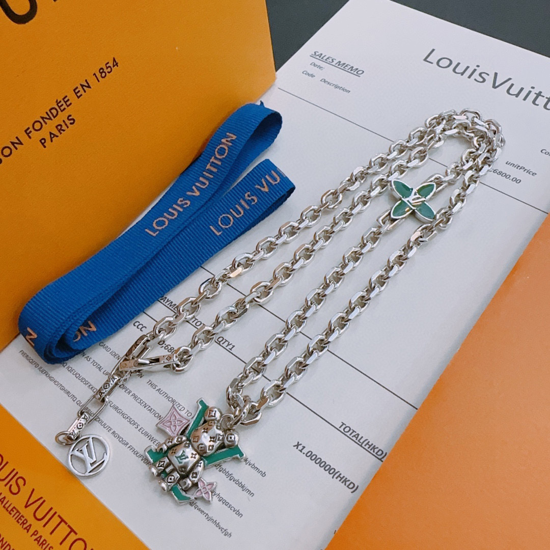 NO:112688,LV Louis Vuitton necklace original single-stock counter new model retro trend fashion essentials can be worn by both men and women, couple style same style, rock punk silver style, retro elements, trendy and versatile, official website same style necklace latest style chain higher grade, star classic necklace series retro silver necklace, chain length 60 cm can be changed length, details are used to treat the version, non-market bright style, this model has been released, the best selling model in LV, very easy to match with trendy clothes, jewelry boutique, louis vuitton, louis vuitton, necklace19860909LV路易威登项链原单货专柜新款开模复古潮流时尚必备 男女均可佩戴 情侣款同款 摇滚朋克泰银风格 复古元素 潮流百搭 官网同款项链最新款链条档次更高明星经典款项链系列复古银项链 链长60厘米可改长度 细节对版做旧处理 非市面亮面版型 这款一直在出 LV里面热卖款 非常好搭配潮流衣服,饰品精品,louis vuitton,louis vuitton,necklace,Jewelry