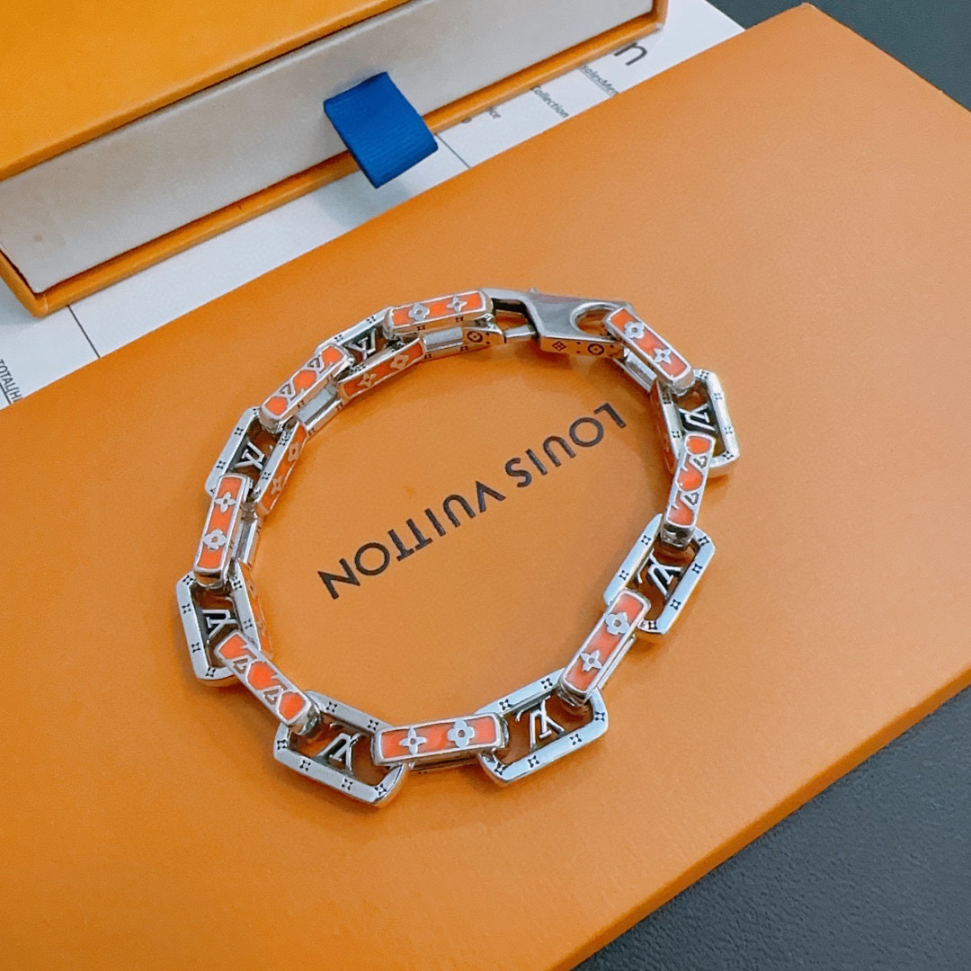 NO:112692,New Franc High-quality Louis Vuitton LV bracelet Original single-stock counter New model open-model retro trend fashion essentials can be worn by both men and women Couple style Rock Punk Tsing silver style Retro elements Trendy versatile official website The latest necklace of the same style chain is higher, Star classic bracelet Cuban chain series retro silver bracelet Chain length 22cm20cm18cm can be changed length Details are used for the version to be used for the old version Non-market glossy version This model has been released. The best selling model in LV is very easy to match with trendy clothes, jewelry boutique, louis vuitton, louis vuitton, necklace, bracelet19860909新款法郎高品质路易威登LV手链原单货专柜新款开模复古潮流时尚必备 男女均可佩戴 情侣款同款 摇滚朋克泰银风格 复古元素 潮流百搭 官网同款项链最新款链条档次更高明星经典款手链古巴链系列复古银手链 链长码数22cm20cm18cm可改长度 细节对版做旧处理 非市面亮面版型 这款一直在出 LV里面热卖款 非常好搭配潮流衣服,饰品精品,louis vuitton,louis vuitton,necklace,bracelet,Jewelry