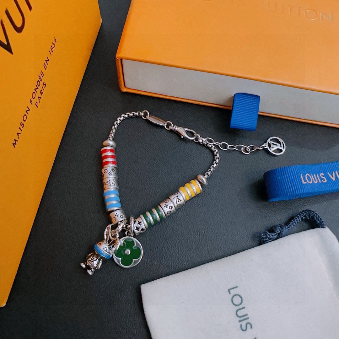 NO:112698,High-quality Louis Vuitton LV bracelet original single-stock counter new model retro trend fashion essentials can be worn by both men and women Couple style Rock Punk Tsing silver style Retro elements Trendy versatile official website The latest necklace of the same chain is higher, Star classic bracelet Cuban chain series retro silver bracelet Chain length (adjustable) Details are used to treat the version of the old version Non-market glossy style This model has been released. The best selling model in LV is very easy to match with trendy clothes, jewelry boutique, louis vuitton, louis vuitton, necklace, bracelet19860909高品质路易威登LV手链原单货专柜新款开模复古潮流时尚必备 男女均可佩戴 情侣款同款 摇滚朋克泰银风格 复古元素 潮流百搭 官网同款项链最新款链条档次更高明星经典款手链古巴链系列复古银手链 链长码数（可调节） 细节对版做旧处理 非市面亮面版型 这款一直在出 LV里面热卖款 非常好搭配潮流衣服,饰品精品,louis vuitton,louis vuitton,necklace,bracelet,Jewelry