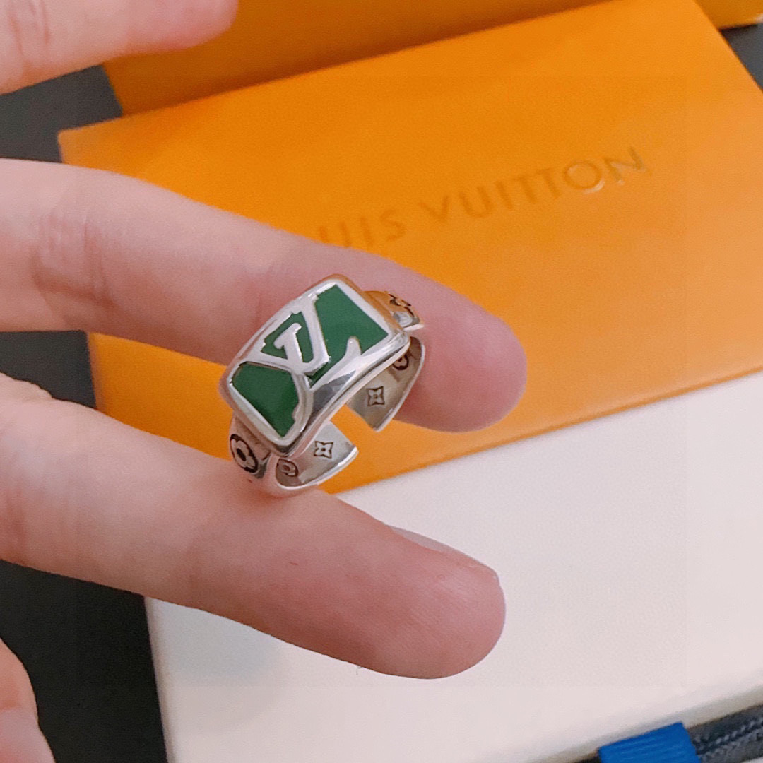 NO:112701,High-quality Louis Vuitton LV ring original single-stock counter new model retro trend fashion essentials can be worn by both men and women Couple style Rock Punk Tsing silver style Retro elements Trendy versatile style Official website The latest style necklace is higher in grade Star classic series retro silver ring Adjustable size Details are used for the old version Non-market glossy version This model has been released. Hot models in LV are very easy to match with trendy clothes, jewelry boutique, louis vuitton, louis vuitton, necklace, ring19860909高品质路易威登LV戒指原单货专柜新款开模复古潮流时尚必备 男女均可佩戴 情侣款同款 摇滚朋克泰银风格 复古元素 潮流百搭 官网同款项链最新款档次更高明星经典款系列复古银戒指 码数可调节 细节对版做旧处理 非市面亮面版型 这款一直在出 LV里面热卖款 非常好搭配潮流衣服,饰品精品,louis vuitton,louis vuitton,necklace,ring,Jewelry