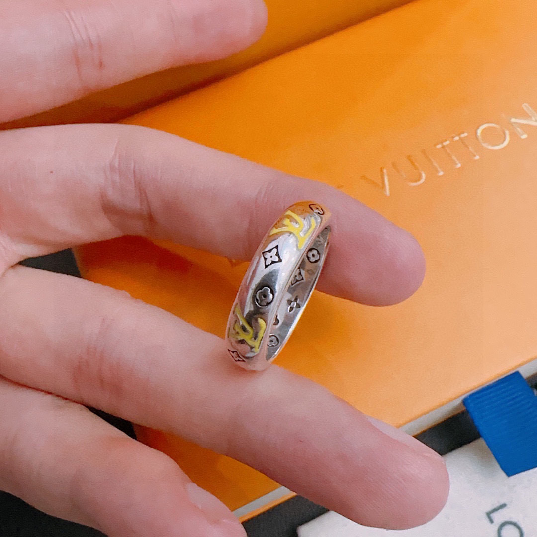 NO:112704,High-quality Louis Vuitton LV ring original single-stock counter new model retro trend fashion essentials can be worn by both men and women Couple style Rock Punk Tsing silver style Retro elements Trendy versatile style Official website The latest style necklace is higher in grade Star classic series retro silver ring Number 7 8 9 10 11 Details are used for the old version Non-market glossy style This model has been released. The best selling model in LV is very easy to match with trendy clothes, jewelry boutique, louis vuitton, louis vuitton, necklace, ring19860909高品质路易威登LV戒指原单货专柜新款开模复古潮流时尚必备 男女均可佩戴 情侣款同款 摇滚朋克泰银风格 复古元素 潮流百搭 官网同款项链最新款档次更高明星经典款系列复古银戒指 码数7 8 9 10 11 细节对版做旧处理 非市面亮面版型 这款一直在出 LV里面热卖款 非常好搭配潮流衣服,饰品精品,louis vuitton,louis vuitton,necklace,ring,Jewelry