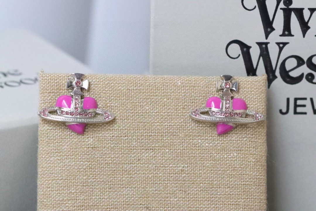 NO:112707,New (High Quality) Queen Mother Citizen Vivienne Pink Enamel Love Saturn Earrings Queen Mother Citizen Star Earrings yyds!  Shixing diamond-set is exquisite and not tacky. Compared with the popular pearl style, this one is more gentle and subtle, restrained and not ostentatious. It is very versatile. It is suitable for both suspenders and loose short-sleeved T-shirts in summer. It is not picky about clothes or people. Because of the existence of diamond-set, bling bling is very flashing in the sun, and it is a very favorite accessories!  High-quality, self-made real photos refer to the following pictures (please don’t steal pictures and sell the bad version! Please check the real photos), jewelry quality, tees, t-shirt, earrings19860909新品（ 高品质） 西太后 Vivienne 粉色搪瓷爱心土星耳环 西太后士星耳钉yyds！ 士星镶钻,精致不俗气,比起大热的珍珠款,这款更加温柔含蓄,内敛而不张扬.很百搭,夏天不论是吊带或是宽松短袖t恤都适合,不挑衣服不挑人. 因为镶钻的存在,阳光下bling bling非常闪,是很喜欢的配饰啦！ 高品质、自家实拍参考如下图（请不要盗图卖差版！认准图片实拍）,饰品精品,tees，t-shirt,earrings,Jewelry