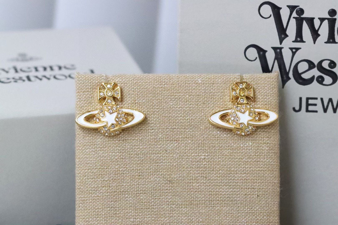 NO:112710,New product (high quality) Queen Mother-in-law Vivienne gold-edged white enamel meteor Saturn earrings Punk style, super cool white stars, full of mystery!  No girl can refuse such a beautiful necklace!  !  The stars surround Saturn, full of design sense. Simple and atmospheric ins style, is a must-have item for every girl. Cream color, super sweet and cute~ High-quality, homemade real photos refer to the following picture (please don't steal pictures and sell the bad version! Please check the real photos), jewelry quality, necklace19860909新品（ 高品质） 西太后 Vivienne 金边白色搪瓷流星土星耳钉 朋克风,超级酷白色星星,神秘感满满！没有女孩子能拒绝这么好看的项链！！星星环绕土星,设计感满满.简约大气ins风十足,是每个女孩都必备的单品.奶油色系,超甜超可爱～ 高品质、自家实拍参考如下图（请不要盗图卖差版！认准图片实拍）,饰品精品,necklace,Jewelry