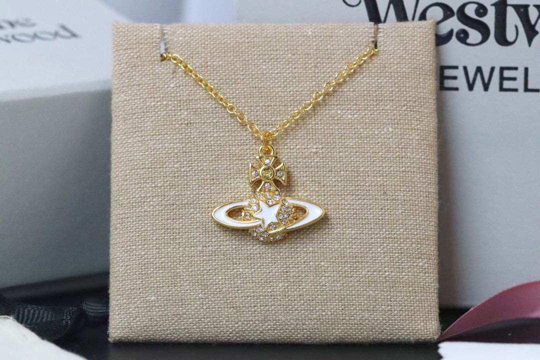 NO:112716,New product (high quality) Queen Mother-in-Civilian Vivienne Gold-edged white enamel meteor Saturn necklace Punk style, super cool white stars, full of mystery!  No girl can refuse such a beautiful necklace!  !  The stars surround Saturn, full of design. Simple and atmospheric ins style, is a must-have item for every girl. Cream color, super sweet and cute~, jewelry boutique, necklace19860909新品（ 高品质） 西太后 Vivienne 金边白色搪瓷流星土星项链 朋克风,超级酷白色星星,神秘感满满！没有女孩子能拒绝这么好看的项链！！星星环绕土星,设计感满满.简约大气ins风十足,是每个女孩都必备的单品.奶油色系,超甜超可爱～,饰品精品,necklace,Jewelry