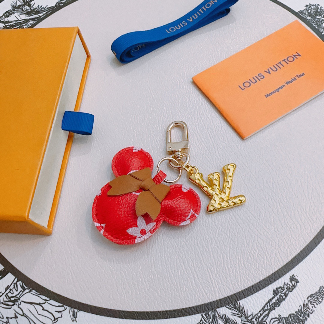 NO:112697,New products released LV keychain lv bag buckle, the latest bag hanging ornament is higher grade, the same Anger Forest series classic co-branded design concept keychain series, details are used to treat the version, non-market bright style, this model has been selling hot products in lv, very easy to match with trendy backpacks, jewelry boutique, louis vuitton, backpacks, keychain19860909新品发布LV钥匙扣 lv包包扣 最新款包包挂饰档次更高明星同款Anger Forest系列经典款联名设计理念钥匙扣系列 细节对版做旧处理 非市面亮面版型 这款一直在出 lv里面热卖款 非常好搭配潮流背包,饰品精品,louis vuitton,backpacks,keychain,Jewelry