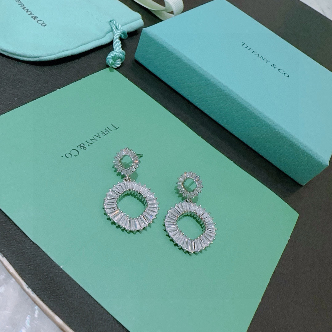 NO:112700,Exclusive custom Tiffany earrings commemorative style Highlights Horse Eyes Earrings are made of high carbon diamonds Top-grade sub-gold inlays Platinum diamond design Absolutely fine-grained and elegant Elegant earrings, jewelry boutique, tiffany, earrings19860909独家订制 Tiff 蒂芙尼耳环纪念款 花絮 马眼 耳钉采用高碳钻 顶级亚金材质镶嵌 铂金镶钻设计 绝对精工细造优雅 大方耳环,饰品精品,tiffany,earrings,Jewelry