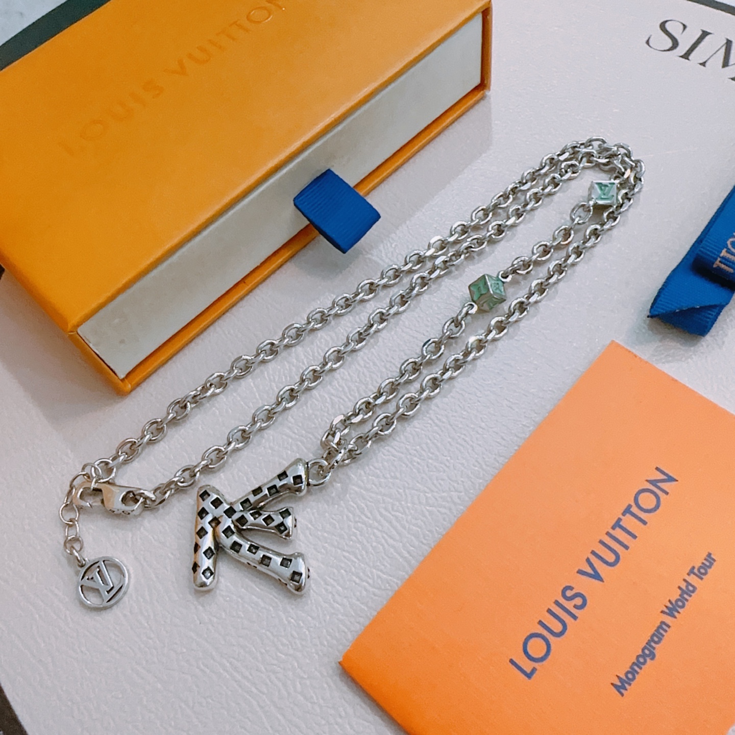 NO:112987,LV Louis Vuitton necklace original single-stock counter new model retro trend fashion essentials can be worn by both men and women, couple style same style, rock punk silver style, retro elements, trendy and versatile, official website same style necklace latest style chain higher grade, star classic necklace series retro silver necklace, chain length 60 cm can be changed length, details are used to treat the version, non-market bright style, this model has been released, the best selling model in LV, very easy to match with trendy clothes, jewelry boutique, louis vuitton, louis vuitton, necklace19860909LV路易威登项链原单货专柜新款开模复古潮流时尚必备 男女均可佩戴 情侣款同款 摇滚朋克泰银风格 复古元素 潮流百搭 官网同款项链最新款链条档次更高明星经典款项链系列复古银项链 链长60厘米可改长度 细节对版做旧处理 非市面亮面版型 这款一直在出 LV里面热卖款 非常好搭配潮流衣服,饰品精品,louis vuitton,louis vuitton,necklace,Jewelry