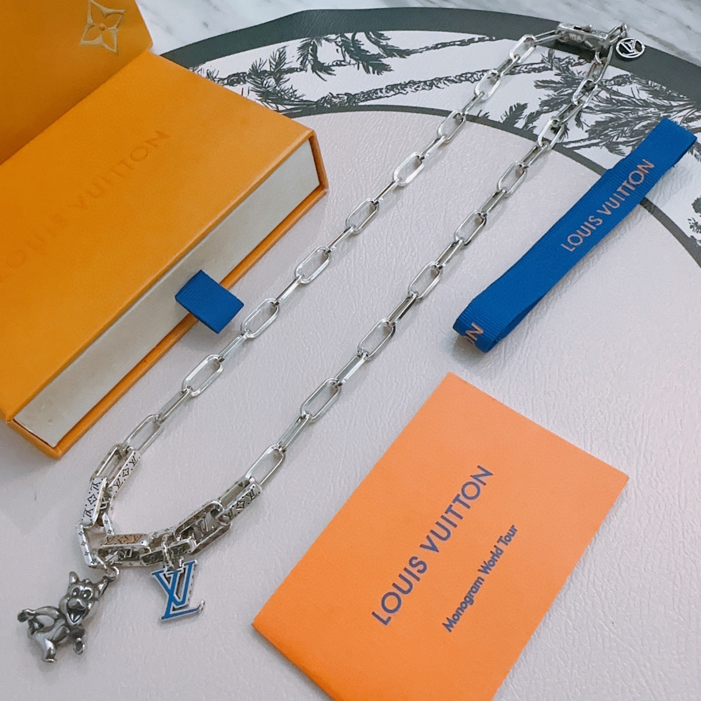 NO:112988,Louis Vuitton LV necklace original single-stock counter new model retro trend fashion essentials can be worn by both men and women Couple style Rock Punk Tsing silver style Retro elements Trendy versatile official website The latest style necklace chain is higher in grade Star classic necklace series retro silver necklace Chain length 60 cm can be changed length Details are used for the version to be used for the old version Non-market glossy style This model has been released. The best selling model in LV is very easy to match with trendy clothes, jewelry boutique, louis vuitton, louis vuitton, necklace19860909路易威登 LV项链原单货专柜新款开模复古潮流时尚必备 男女均可佩戴 情侣款同款 摇滚朋克泰银风格 复古元素 潮流百搭 官网同款项链最新款链条档次更高明星经典款项链系列复古银项链 链长60厘米可改长度 细节对版做旧处理 非市面亮面版型 这款一直在出 LV里面热卖款 非常好搭配潮流衣服,饰品精品,louis vuitton,louis vuitton,necklace,Jewelry