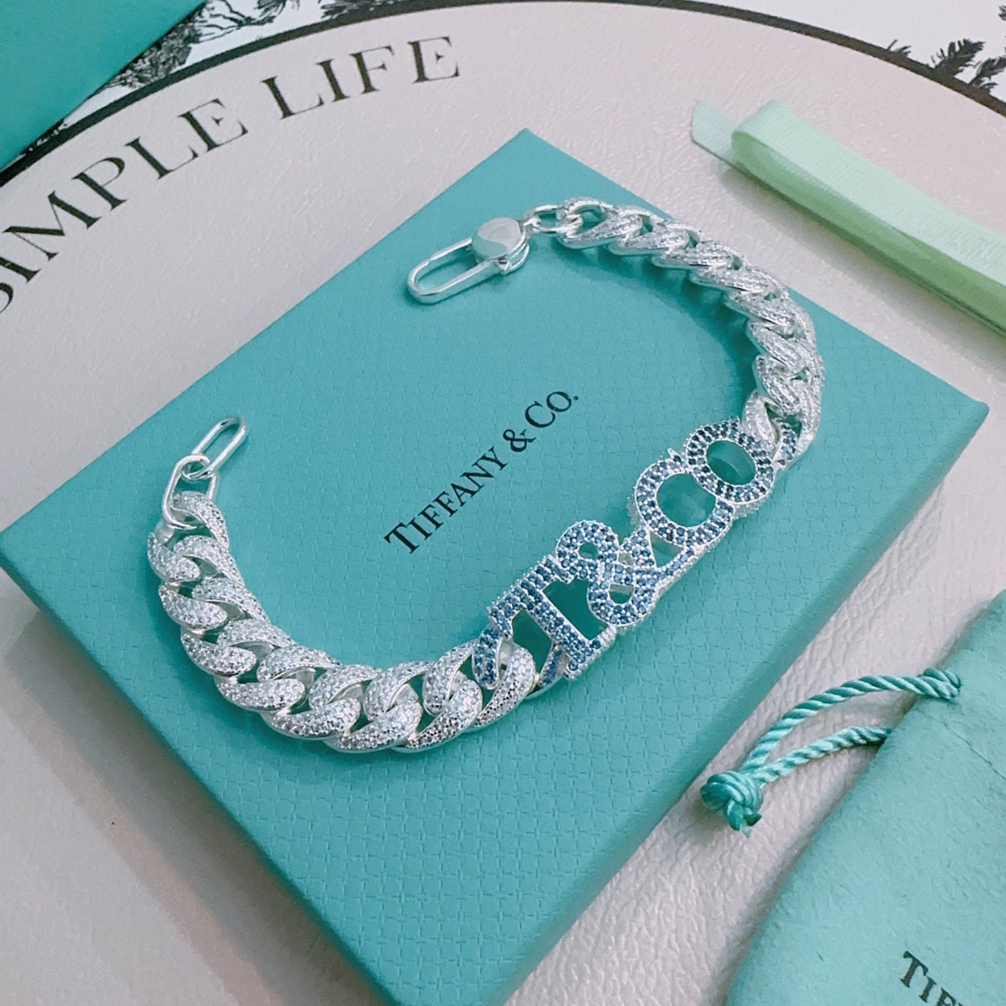 NO:112998,Tiffany diamond bracelet TIFFNY&CO. The counter Seiko silver version bracelet has the same style as the stars, retro and old style, original reproduction, purely handmade, authentic model opening trendy and fashion essentials, both men and women can wear it, couple style, rock punk silver style, trendy and versatile, same style on the official website, fine jewelry, tiffany, bracelet19860909蒂芙尼带钻手链 TIFFNY&CO. 专柜精工银版本手链明星同款 复古做旧风 原版复刻 纯手工打造 ～正品开模潮流时尚必备 男女均可佩戴 情侣款同款 摇滚朋克银风格 潮流百搭 官网同款,饰品精品,tiffany,bracelet,Jewelry