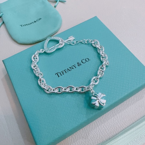 TIFFANY&CO. Silver Bracelet with Heart Clasp and Gift Charm