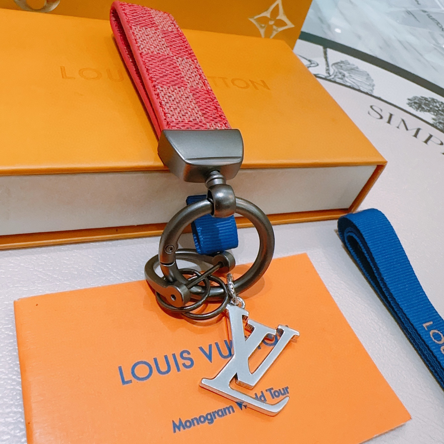 NO:113520,New products released LV keychain lv bag buckle, the latest bag hanging ornament is higher grade, the same Anger Forest series classic co-branded design concept keychain series, details are used to treat the version, non-market bright style, this model has been selling hot products in lv, very easy to match with trendy backpacks, jewelry boutique, louis vuitton, backpacks, keychain19860909新品发布LV钥匙扣 lv包包扣 最新款包包挂饰档次更高明星同款Anger Forest系列经典款联名设计理念钥匙扣系列 细节对版做旧处理 非市面亮面版型 这款一直在出 lv里面热卖款 非常好搭配潮流背包,饰品精品,louis vuitton,backpacks,keychain,Jewelry