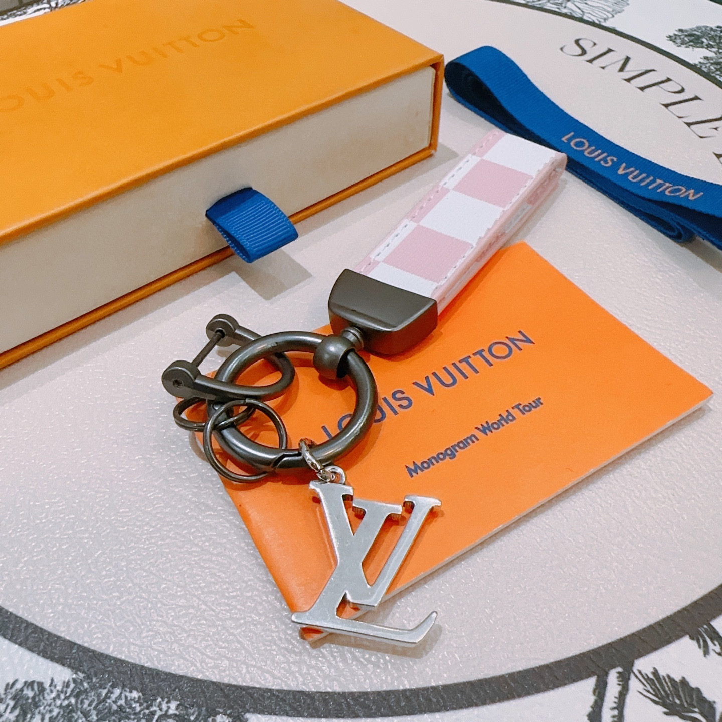 NO:113537,New products released LV keychain lv bag buckle, the latest bag hanging ornament is higher grade, the same Anger Forest series classic co-branded design concept keychain series, details are used to treat the version, non-market bright style, this model has been selling hot products in lv, very easy to match with trendy backpacks, jewelry boutique, louis vuitton, backpacks, keychain19860909新品发布LV钥匙扣 lv包包扣 最新款包包挂饰档次更高明星同款Anger Forest系列经典款联名设计理念钥匙扣系列 细节对版做旧处理 非市面亮面版型 这款一直在出 lv里面热卖款 非常好搭配潮流背包,饰品精品,louis vuitton,backpacks,keychain,Jewelry