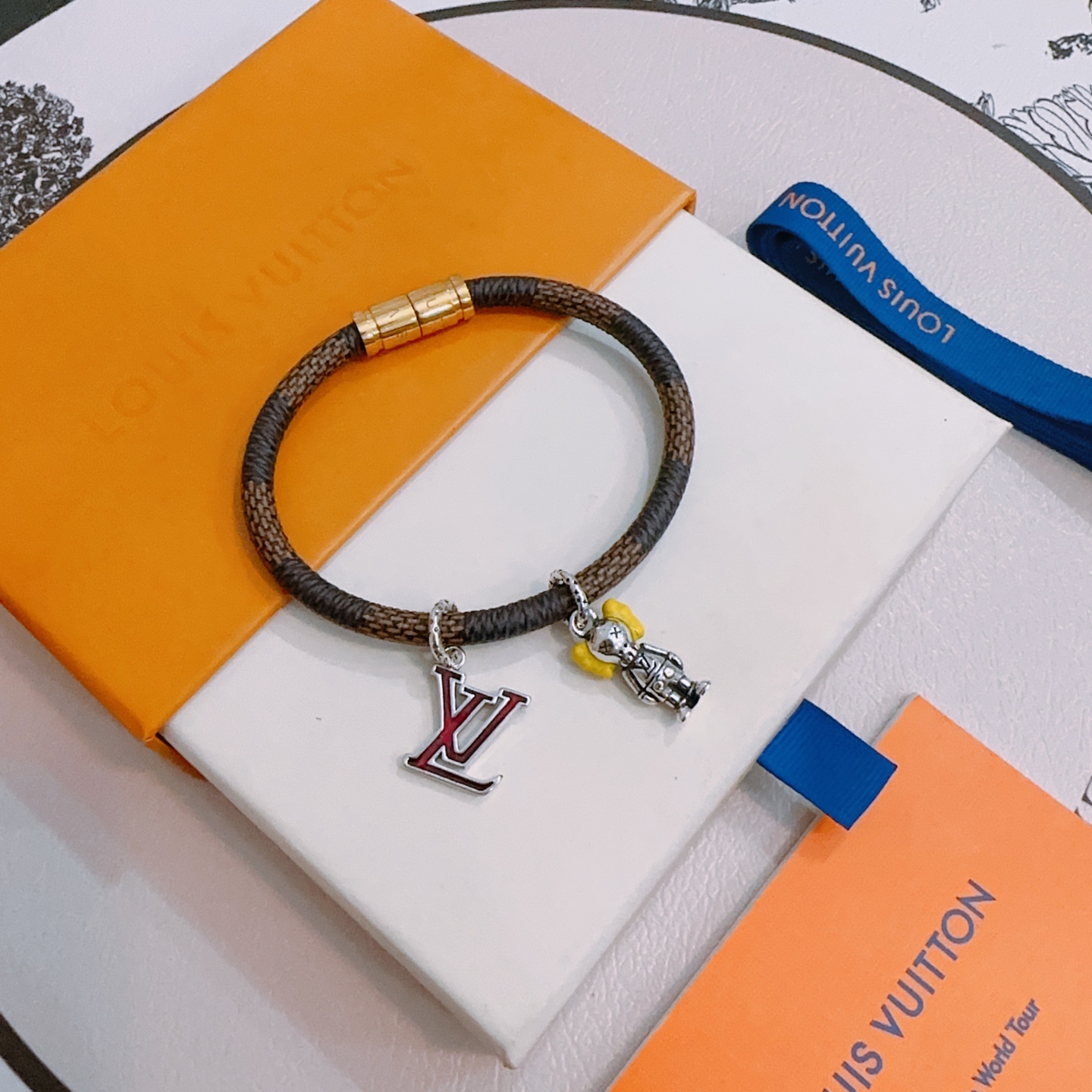 NO:114607,High-quality LV Louis Vuitton cowhide bracelet bracelet original single-stock counter new model retro trend fashion essentials can be worn by both men and women Couple style Rock Punk Tsing silver style Retro elements blue low-key luxury trendy versatile official website The latest bracelet style chain higher grade Celebrity classic bracelet series retro details to be used for the version Non-market glossy style This model has been released. The best selling model in LV is very easy to match with trendy clothes, jewelry boutique, louis vuitton, louis vuitton, bracelet, bracelet, cowhide19860909高品质LV路易威登牛皮手绳手链原单货专柜新款开模复古潮流时尚必备 男女均可佩戴 情侣款同款 摇滚朋克泰银风格 复古元素蓝色低调奢华 潮流百搭 官网同款手镯最新款链条档次更高明星经典款手绳系列复古 细节对版做旧处理 非市面亮面版型  这款一直在出 LV里面热卖款 非常好搭配潮流衣服,饰品精品,louis vuitton,louis vuitton,bracelet,bracelet,cowhide,Jewelry