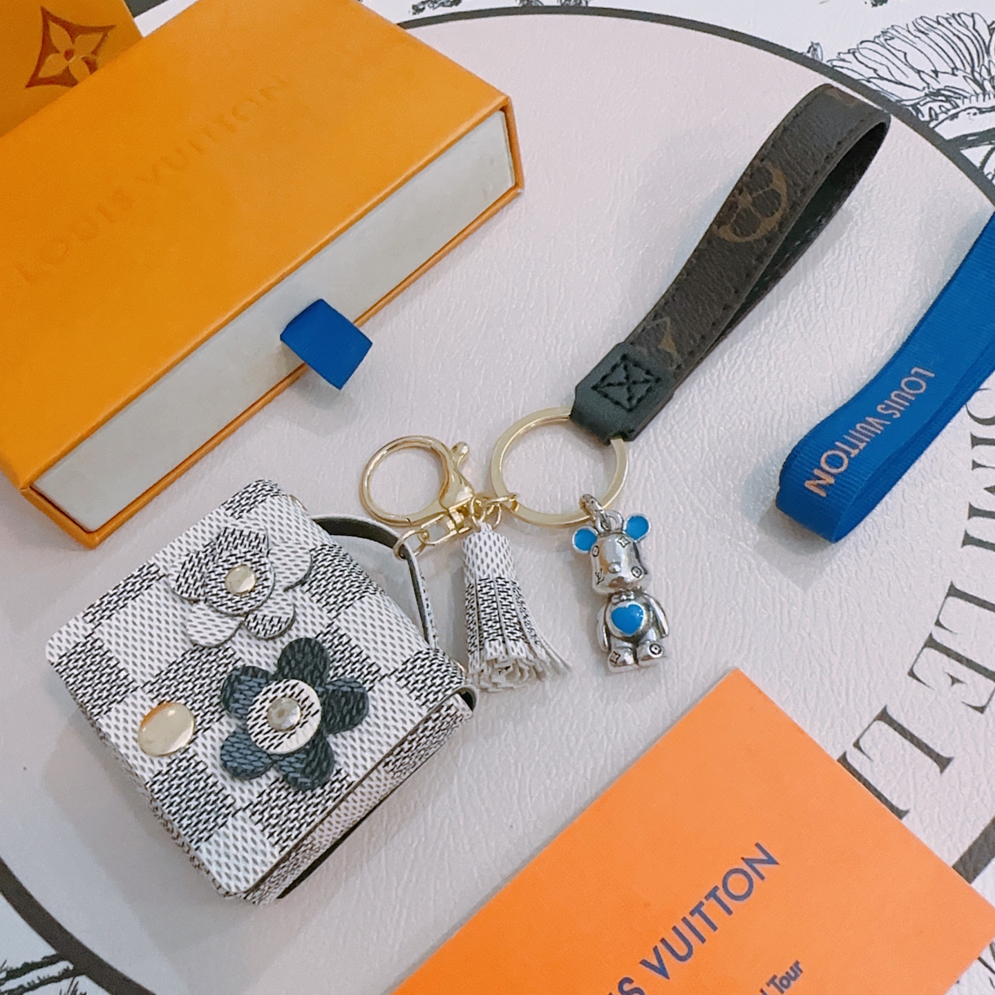 NO:114618,New products released LV keychain lv bag buckle headphone bag latest bag hanging accessories higher grade star style Anger Forest series classic co-branded design concept keychain series Details are used to treat versions not on the market This model has been selling hot products in lv. Very easy to match with trendy backpacks, jewelry boutiques, louis vuitton, backpacks, keychain19860909新品发布LV钥匙扣 lv包包扣 耳机包 最新款包包挂饰档次更高明星同款Anger Forest系列经典款联名设计理念钥匙扣系列 细节对版做旧处理 非市面亮面版型 这款一直在出 lv里面热卖款 非常好搭配潮流背包,饰品精品,louis vuitton,backpacks,keychain,Jewelry