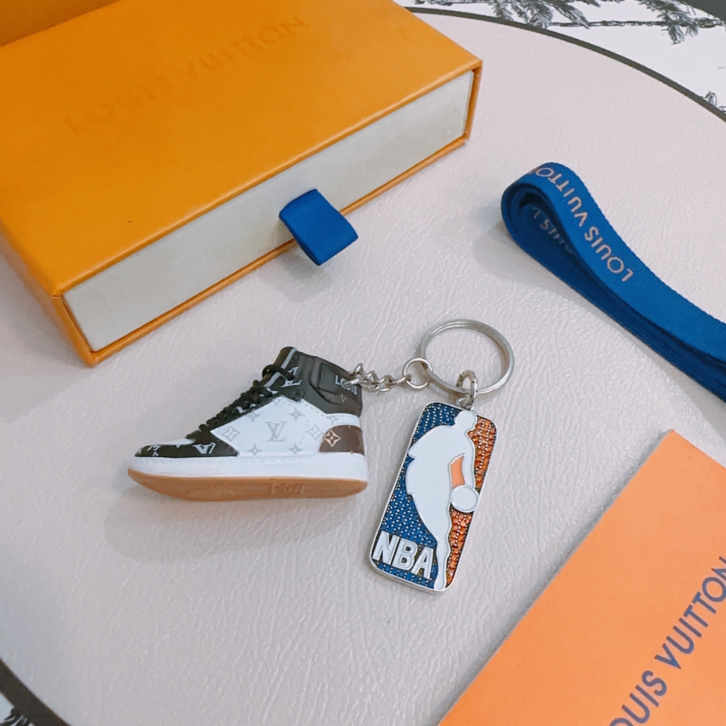 NO:114613,New products released LV keychain lv bag buckle, the latest bag hanging ornament is higher grade, the same Anger Forest series classic co-branded design concept keychain series, details are used to treat the version, non-market bright style, this model has been selling hot products in lv, very easy to match with trendy backpacks, jewelry boutique, louis vuitton, backpacks, keychain19860909新品发布LV钥匙扣 lv包包扣 最新款包包挂饰档次更高明星同款Anger Forest系列经典款联名设计理念钥匙扣系列 细节对版做旧处理 非市面亮面版型 这款一直在出 lv里面热卖款 非常好搭配潮流背包,饰品精品,louis vuitton,backpacks,keychain,Jewelry