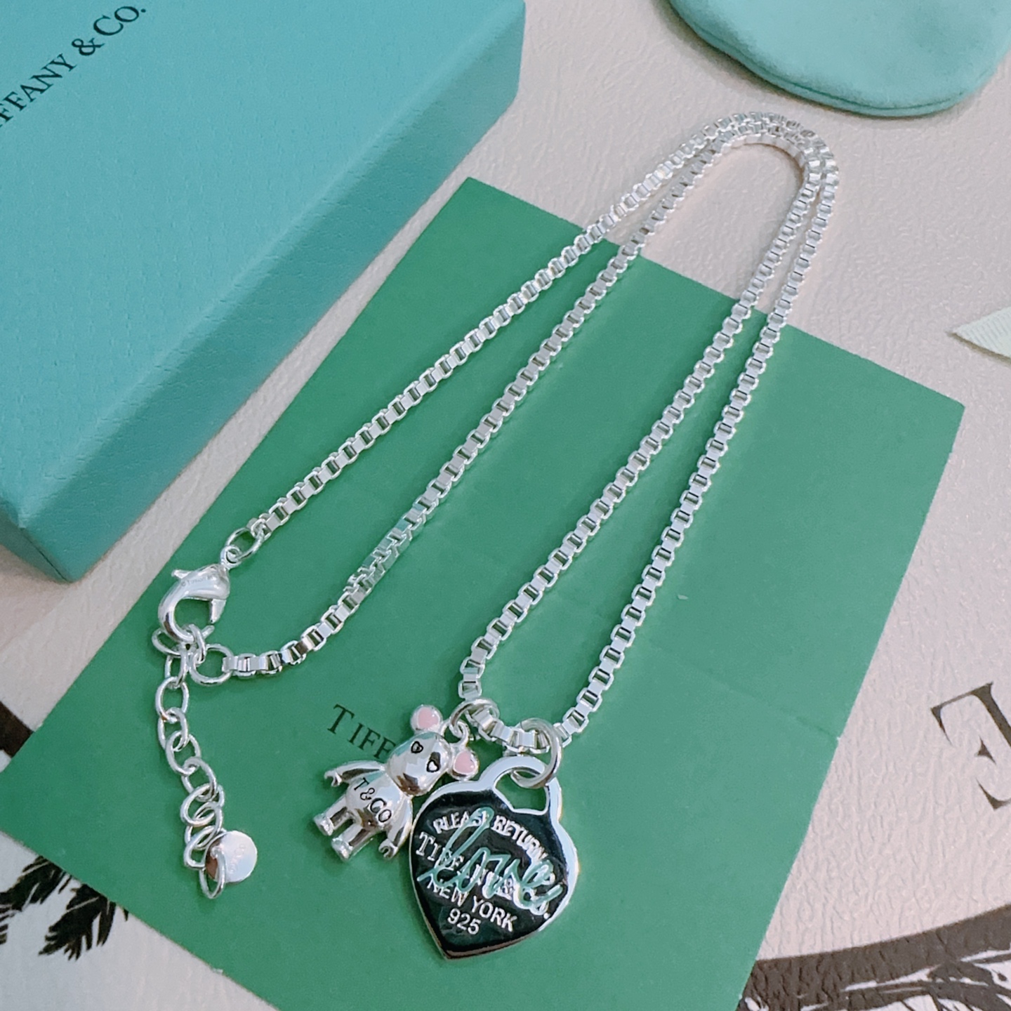 NO:114621,Tiffany Necklace TIFFNY&CO. The counter Seiko Silver version has the same style as the stars, retro and old style, original reproduction, purely handmade, authentic model opening trendy and fashion essentials, both men and women can wear it, the same style as the couple, the same style as the rock punk silver style, the trendy and versatile, the same style as the official website, the fine jewelry, tiffany, necklace19860909蒂芙尼项链 TIFFNY&CO. 专柜精工银版本明星同款 复古做旧风 原版复刻 纯手工打造 ～正品开模潮流时尚必备 男女均可佩戴 情侣款同款 摇滚朋克银风格 潮流百搭 官网同款,饰品精品,tiffany,necklace,Jewelry