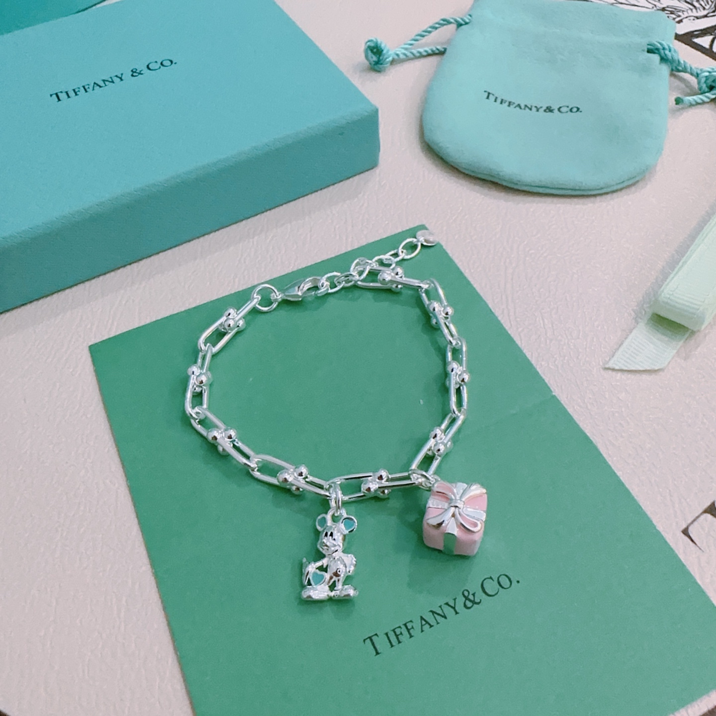 NO:114623,Genuine new Tiffany bracelet TIFFNY&CO. The counter Seiko silver version has the same style as the stars, retro and old style, original reproduction, pure handmade, authentic fashion essential for opening molds, both men and women can wear, couples have the same style, rock punk silver style, trendy and versatile, the same style on the official website, jewelry quality, tiffany, bracelet19860909正品新款蒂芙尼手链 TIFFNY&CO. 专柜精工银版本明星同款 复古做旧风 原版复刻 纯手工打造 正品开模潮流时尚必备 男女均可佩戴 情侣款同款 摇滚朋克银风格 潮流百搭 官网同款,饰品精品,tiffany,bracelet,Jewelry