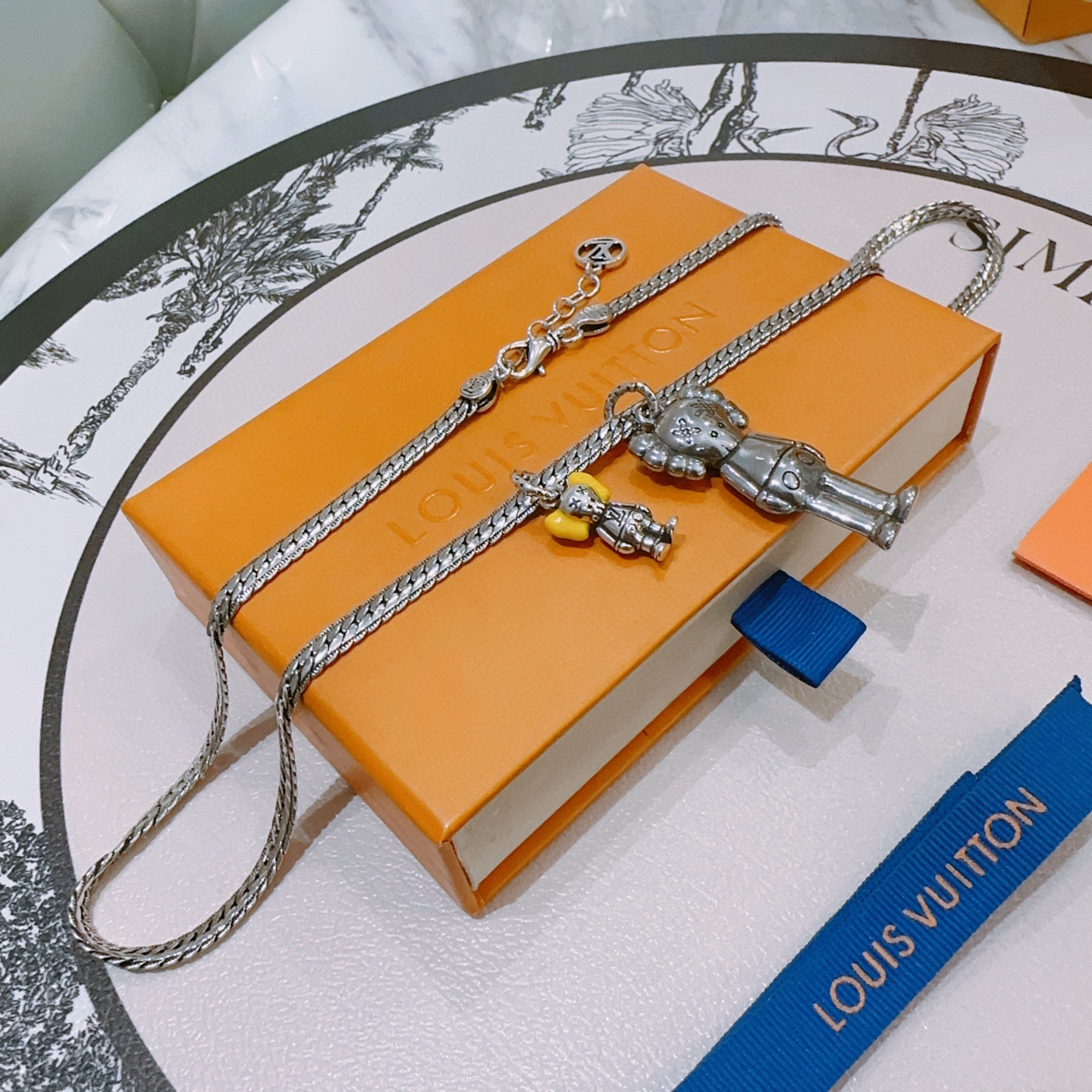 NO:114625,Genuine new Louis Vuitton LV necklace original single-stock counter new model retro trend fashion essentials can be worn by both men and women Couple style Rock Punk Tsing silver style Retro elements Trendy versatile official website The latest style necklace chain is higher in grade Star classic necklace series retro silver necklace Chain length 60 cm can be changed length Details are used to treat versions Aged non-market glossy style This model has been released. Hot models in LV are very easy to match with trendy clothes, jewelry boutique, louis vuitton, louis vuitton, necklace19860909正品新款路易威登 LV项链原单货专柜新款开模复古潮流时尚必备 男女均可佩戴 情侣款同款 摇滚朋克泰银风格 复古元素 潮流百搭 官网同款项链最新款链条档次更高明星经典款项链系列复古银项链 链长60厘米可改长度 细节对版做旧处理 非市面亮面版型 这款一直在出 LV里面热卖款 非常好搭配潮流衣服,饰品精品,louis vuitton,louis vuitton,necklace,Jewelry