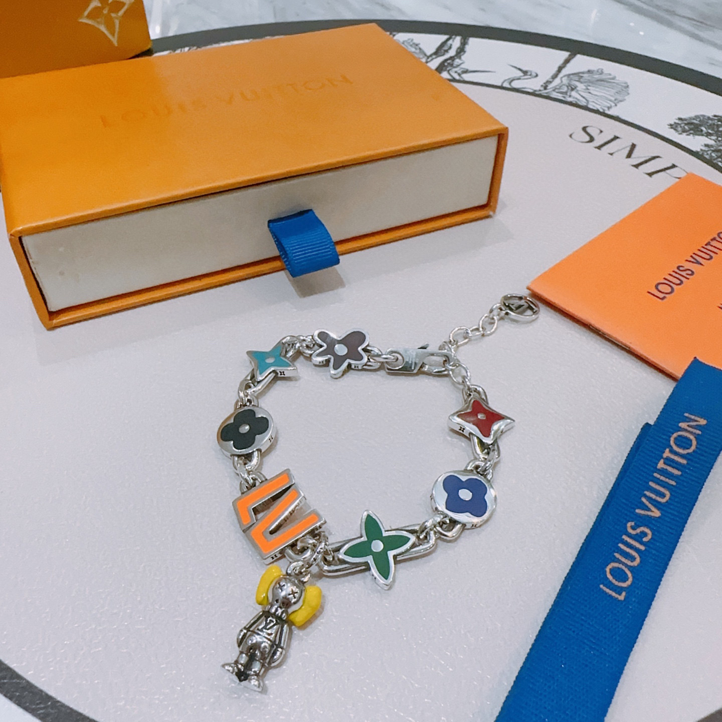 NO:114627,Genuine new high-quality LV Louis Vuitton bracelet original single-stock counter new model retro trend fashion essentials can be worn by both men and women Couple style Rock Punk Tsing silver style Retro elements Trendy versatile official website The latest necklace chain is higher in the chain grade Star classic bracelet Cuban chain series retro silver bracelet Chain length 22cm20cm18cm can be changed length Details are used for the version to be used for the old version Non-market glossy version This model has been released. The best selling model in LV is very easy to match with trendy clothes, jewelry boutique, louis vuitton, louis vuitton, necklace, bracelet19860909正品新款高品质LV路易威登手链原单货专柜新款开模复古潮流时尚必备 男女均可佩戴 情侣款同款 摇滚朋克泰银风格 复古元素 潮流百搭 官网同款项链最新款链条档次更高明星经典款手链古巴链系列复古银手链 链长码数22cm20cm18cm可改长度 细节对版做旧处理 非市面亮面版型 这款一直在出 LV里面热卖款 非常好搭配潮流衣服,饰品精品,louis vuitton,louis vuitton,necklace,bracelet,Jewelry