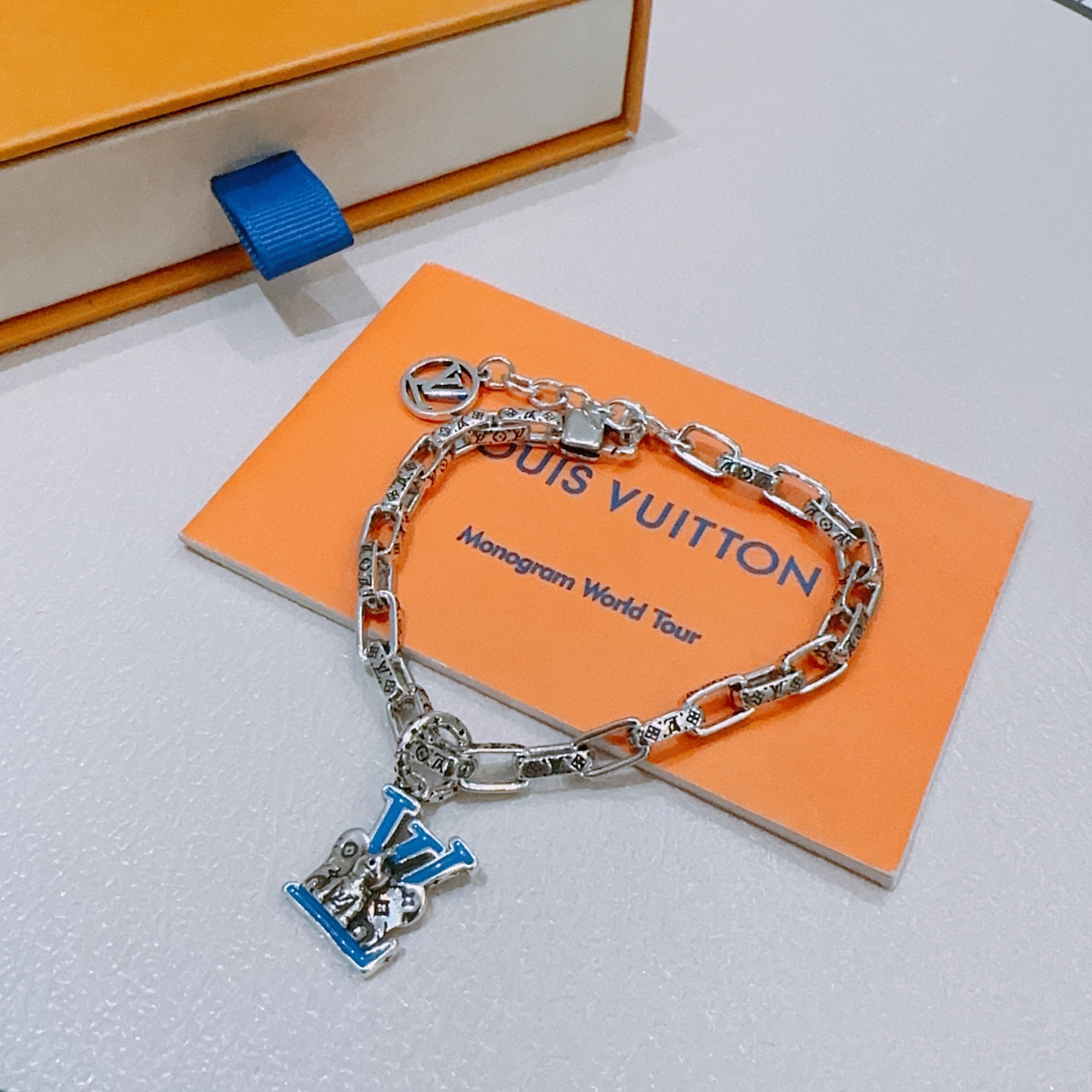 NO:114631,Genuine new high-quality LV Louis Vuitton bracelet original single-stock counter new model retro trend fashion essentials can be worn by both men and women Couple style Rock Punk Tsing silver style Retro elements Trendy versatile official website The latest necklace chain is higher in the chain grade Star classic bracelet Cuban chain series retro silver bracelet Chain length 22cm20cm18cm can be changed length Details are used for the version to be used for the old version Non-market glossy version This model has been released. The best selling model in LV is very easy to match with trendy clothes, jewelry boutique, louis vuitton, louis vuitton, necklace, bracelet19860909正品新款高品质LV路易威登手链原单货专柜新款开模复古潮流时尚必备 男女均可佩戴 情侣款同款 摇滚朋克泰银风格 复古元素 潮流百搭 官网同款项链最新款链条档次更高明星经典款手链古巴链系列复古银手链 链长码数22cm20cm18cm可改长度 细节对版做旧处理 非市面亮面版型 这款一直在出 LV里面热卖款 非常好搭配潮流衣服,饰品精品,louis vuitton,louis vuitton,necklace,bracelet,Jewelry