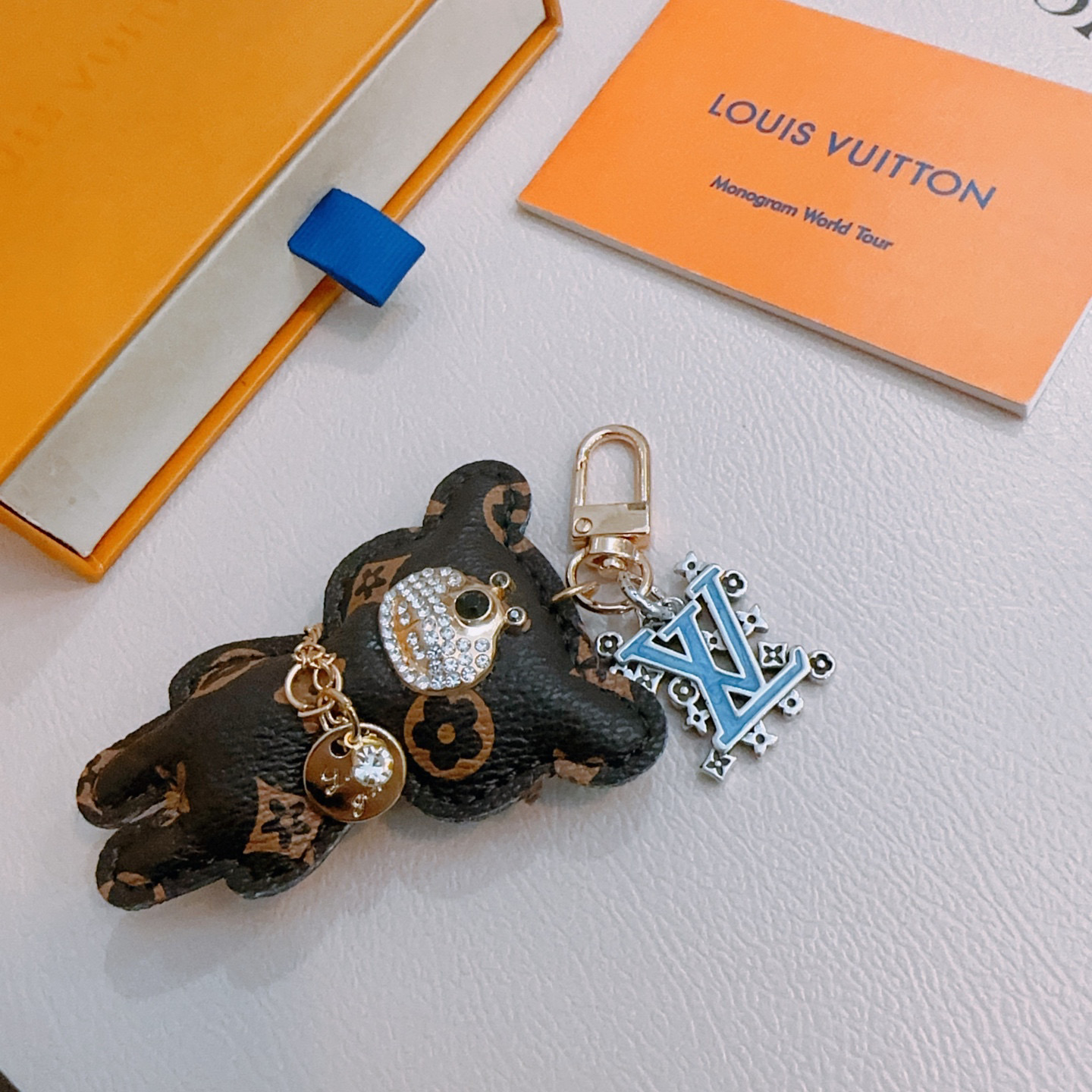 NO:114624,New products released LV keychain lv bag buckle, the latest bag hanging ornament is higher grade, the same Anger Forest series classic co-branded design concept keychain series, details are used to treat the version, non-market bright style, this model has been selling hot products in lv, very easy to match with trendy backpacks, jewelry boutique, louis vuitton, backpacks, keychain19860909新品发布LV钥匙扣 lv包包扣 最新款包包挂饰档次更高明星同款Anger Forest系列经典款联名设计理念钥匙扣系列 细节对版做旧处理 非市面亮面版型 这款一直在出 lv里面热卖款 非常好搭配潮流背包,饰品精品,louis vuitton,backpacks,keychain,Jewelry