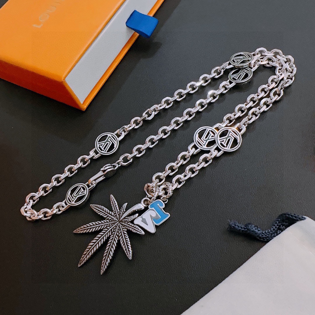 NO:114632,LV Louis Vuitton necklace original single-stock counter new model retro trend fashion essentials can be worn by both men and women, couple style same style, rock punk silver style, retro elements, trendy and versatile, official website same style necklace latest style chain higher grade, star classic necklace series retro silver necklace, chain length 60 cm can be changed length, details are used to treat the version, non-market bright style, this model has been released, the best selling model in LV, very easy to match with trendy clothes, jewelry boutique, louis vuitton, louis vuitton, necklace19860909LV路易威登项链原单货专柜新款开模复古潮流时尚必备 男女均可佩戴 情侣款同款 摇滚朋克泰银风格 复古元素 潮流百搭 官网同款项链最新款链条档次更高明星经典款项链系列复古银项链 链长60厘米可改长度 细节对版做旧处理 非市面亮面版型 这款一直在出 LV里面热卖款 非常好搭配潮流衣服,饰品精品,louis vuitton,louis vuitton,necklace,Jewelry