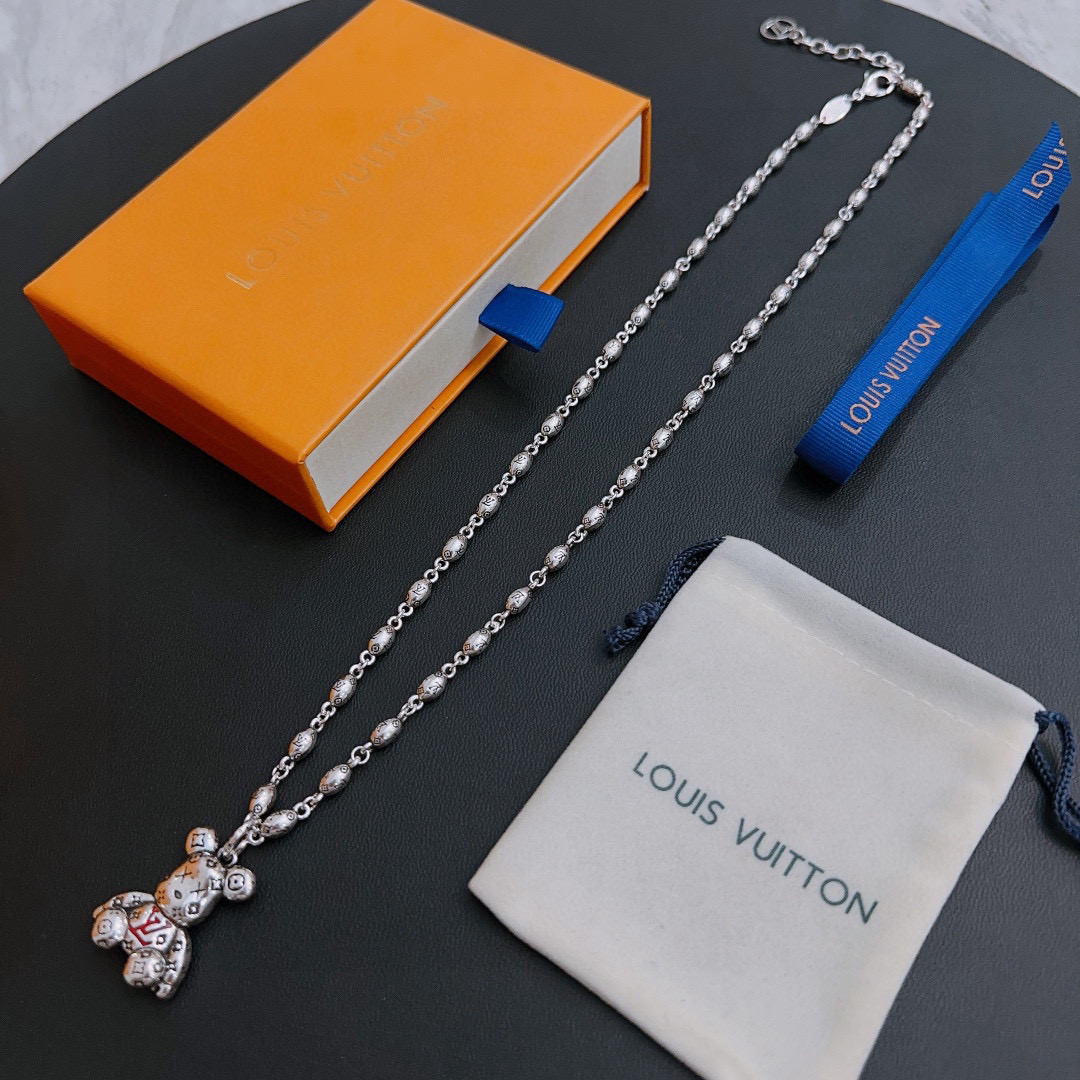 NO:114635,Louis Vuitton LV necklace original single-stock counter new model retro trend fashion essentials can be worn by both men and women Couple style Rock Punk Tsing silver style Retro elements Trendy versatile official website The latest style necklace chain is higher in grade Star classic necklace series retro silver necklace Chain length 60 cm can be changed length Details are used for the version to be used for the old version Non-market glossy style This model has been released. The best selling model in LV is very easy to match with trendy clothes, jewelry boutique, louis vuitton, louis vuitton, necklace19860909路易威登 LV项链原单货专柜新款开模复古潮流时尚必备 男女均可佩戴 情侣款同款 摇滚朋克泰银风格 复古元素 潮流百搭 官网同款项链最新款链条档次更高明星经典款项链系列复古银项链 链长60厘米可改长度 细节对版做旧处理 非市面亮面版型 这款一直在出 LV里面热卖款 非常好搭配潮流衣服,饰品精品,louis vuitton,louis vuitton,necklace,Jewelry