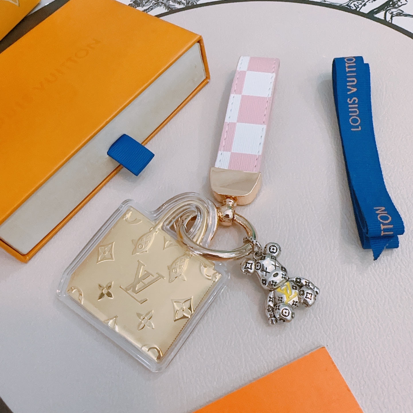 NO:115044,New 999 gold LV keychain lv bag buckle latest bag hanging ornament higher grade star Anger Forest series classic co-branded design concept keychain series Details are used to treat versions, non-market bright style This model has been selling hot products in lv, very easy to match with trendy backpacks, jewelry boutiques, louis vuitton, backpacks, keychain19860909新品999足金LV钥匙扣 lv包包扣 最新款包包挂饰档次更高明星同款Anger Forest系列经典款联名设计理念钥匙扣系列 细节对版做旧处理 非市面亮面版型 这款一直在出 lv里面热卖款 非常好搭配潮流背包,饰品精品,louis vuitton,backpacks,keychain,Jewelry