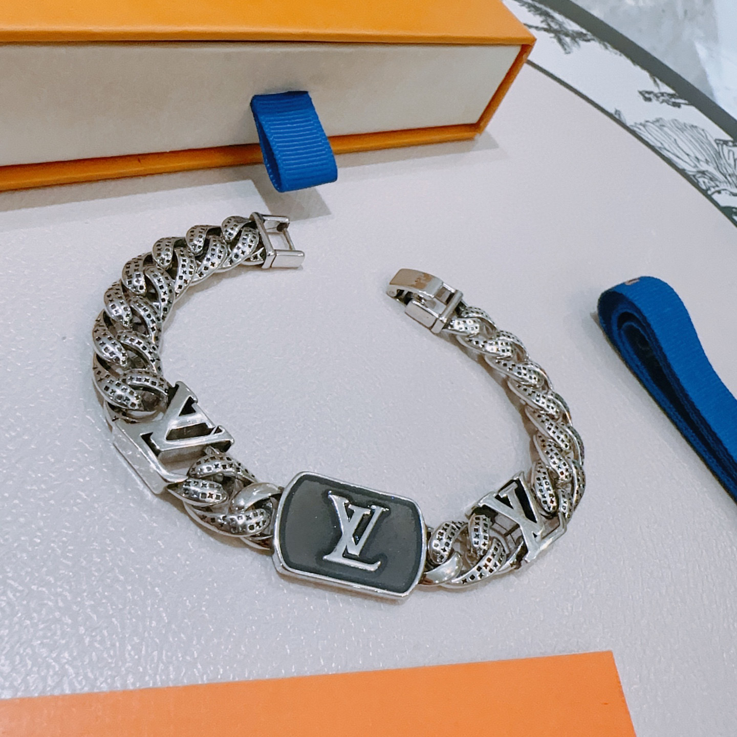 NO:115393,Genuine new high-quality Louis Vuitton LV bracelet original single-stock counter new model retro trend fashion essentials can be worn by both men and women Couple style Rock Punk Tsing silver style Retro elements Trendy versatile official website The latest necklace of the same style chain is higher, Star classic bracelet Cuban chain series retro silver bracelet Chain length 22cm20cm18cm can be changed length Details are used for the version to be used for the old version Non-market glossy version This model has been released. Hot models in LV are very easy to match with trendy clothes, jewelry boutique, louis vuitton, louis vuitton, necklace, bracelet19860909正品新款高品质路易威登LV手链原单货专柜新款开模复古潮流时尚必备 男女均可佩戴 情侣款同款 摇滚朋克泰银风格 复古元素 潮流百搭 官网同款项链最新款链条档次更高明星经典款手链古巴链系列复古银手链 链长码数22cm20cm18cm可改长度 细节对版做旧处理 非市面亮面版型 这款一直在出 LV里面热卖款 非常好搭配潮流衣服,饰品精品,louis vuitton,louis vuitton,necklace,bracelet,Jewelry