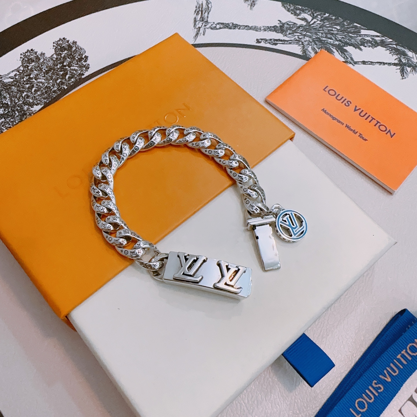 NO:115748,Genuine new high-quality Louis Vuitton LV bracelet original single-stock counter new model retro trend fashion essentials can be worn by both men and women Couple style Rock Punk Tsing silver style Retro elements Trendy versatile official website The latest necklace of the same style chain is higher, Star classic bracelet Cuban chain series retro silver bracelet Chain length 22cm20cm18cm can be changed length Details are used for the version to be used for the old version Non-market glossy version This model has been released. Hot models in LV are very easy to match with trendy clothes, jewelry boutique, louis vuitton, louis vuitton, necklace, bracelet19860909正品新款高品质路易威登LV手链原单货专柜新款开模复古潮流时尚必备 男女均可佩戴 情侣款同款 摇滚朋克泰银风格 复古元素 潮流百搭 官网同款项链最新款链条档次更高明星经典款手链古巴链系列复古银手链 链长码数22cm20cm18cm可改长度 细节对版做旧处理 非市面亮面版型 这款一直在出 LV里面热卖款 非常好搭配潮流衣服,饰品精品,louis vuitton,louis vuitton,necklace,bracelet,Jewelry