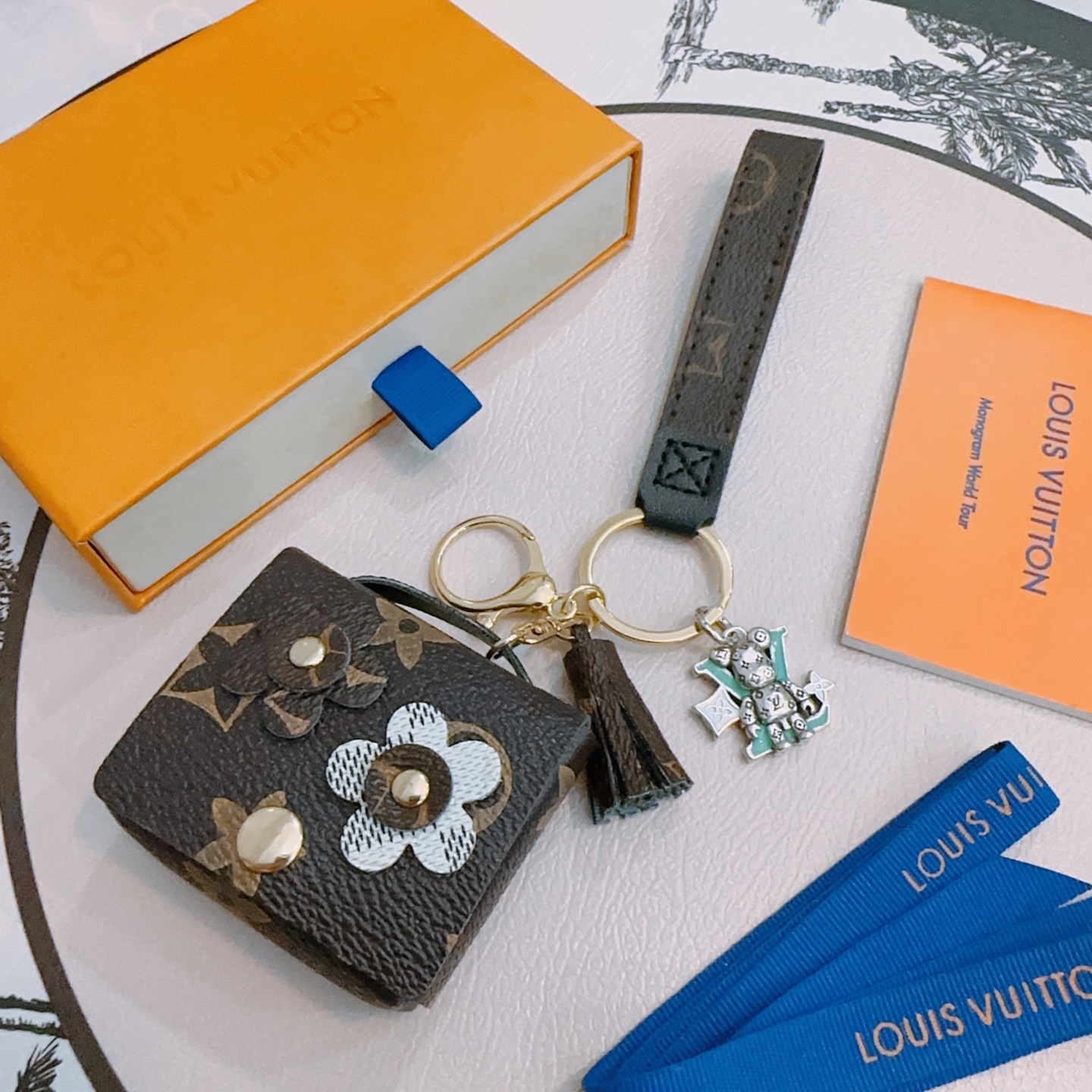 NO:115755,New products released LV keychain lv bag buckle headphone bag latest bag hanging accessories higher grade star style Anger Forest series classic co-branded design concept keychain series Details are used to treat versions not on the market This model has been selling hot products in lv. Very easy to match with trendy backpacks, jewelry boutiques, louis vuitton, backpacks, keychain19860909新品发布LV钥匙扣 lv包包扣 耳机包 最新款包包挂饰档次更高明星同款Anger Forest系列经典款联名设计理念钥匙扣系列 细节对版做旧处理 非市面亮面版型 这款一直在出 lv里面热卖款 非常好搭配潮流背包,饰品精品,louis vuitton,backpacks,keychain,Jewelry