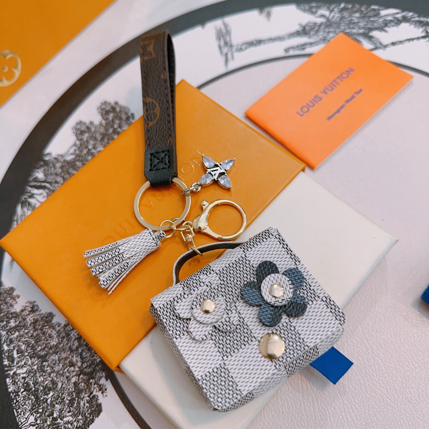 NO:115760,New products released LV keychain lv bag buckle headphone bag latest bag hanging accessories higher grade star style Anger Forest series classic co-branded design concept keychain series Details are used to treat versions not on the market This model has been selling hot products in lv. Very easy to match with trendy backpacks, jewelry boutiques, louis vuitton, backpacks, keychain19860909新品发布LV钥匙扣 lv包包扣 耳机包 最新款包包挂饰档次更高明星同款Anger Forest系列经典款联名设计理念钥匙扣系列 细节对版做旧处理 非市面亮面版型 这款一直在出 lv里面热卖款 非常好搭配潮流背包,饰品精品,louis vuitton,backpacks,keychain,Jewelry