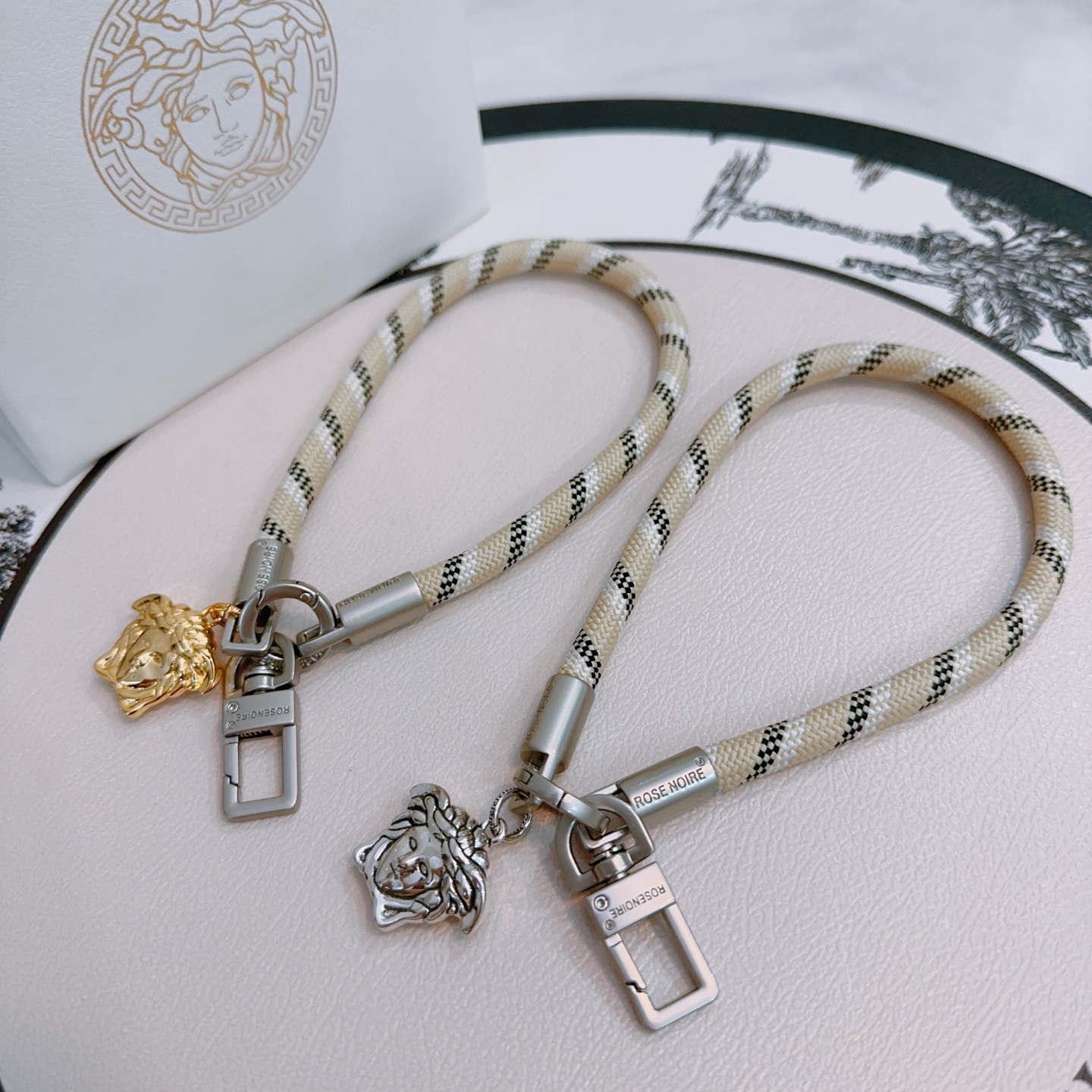 NO:115774,New product releases Versace keychain, bag buckle, the latest style of bag hanging ornaments, the same style as Anger Forest series classic design concept keychain series, details are used to treat the version, non-market bright style, this model has been released, Versace is popular, very easy to match with trendy backpacks, jewelry quality, versace, backpacks, keychain19860909新品发布范思哲钥匙扣 包包扣 最新款包包挂饰档次更高明星同款Anger Forest系列经典款联名设计理念钥匙扣系列 细节对版做旧处理 非市面亮面版型 这款一直在出 范思哲里面热卖款 非常好搭配潮流背包,饰品精品,versace,backpacks,keychain,Jewelry