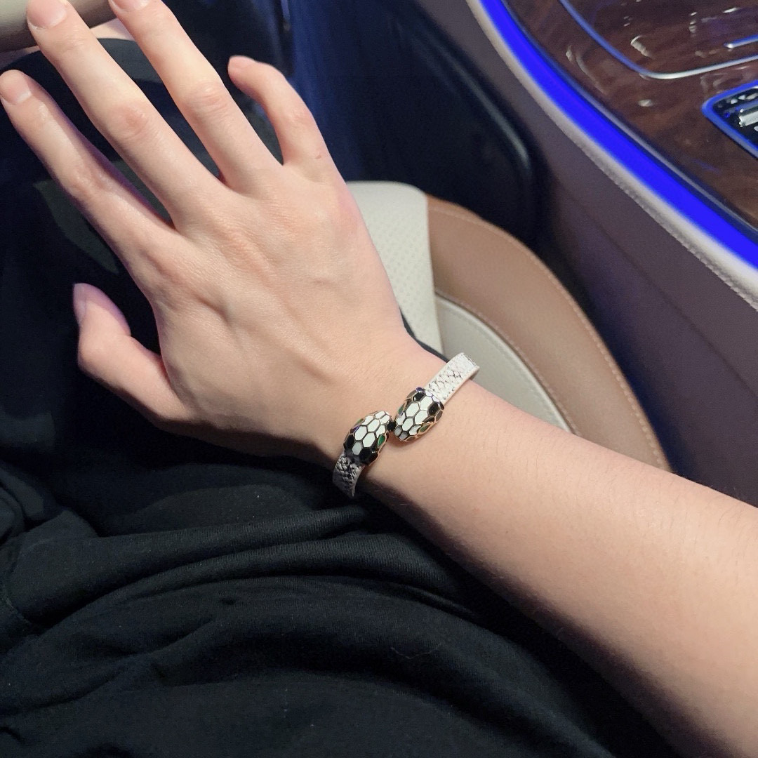         高品质宝格丽牛皮手绳手链💍原单货专柜新款开模复古潮流时尚必备 男女均可佩戴 情侣款同款 