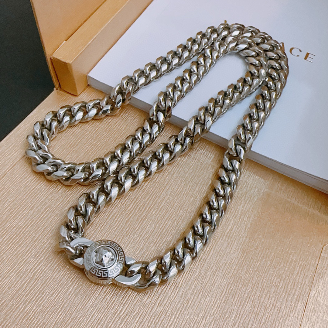    高品质范思哲项链美杜莎头像原单货专柜新款开模复古潮流时尚必备 男女均可佩戴 情侣款同款 摇滚朋克泰