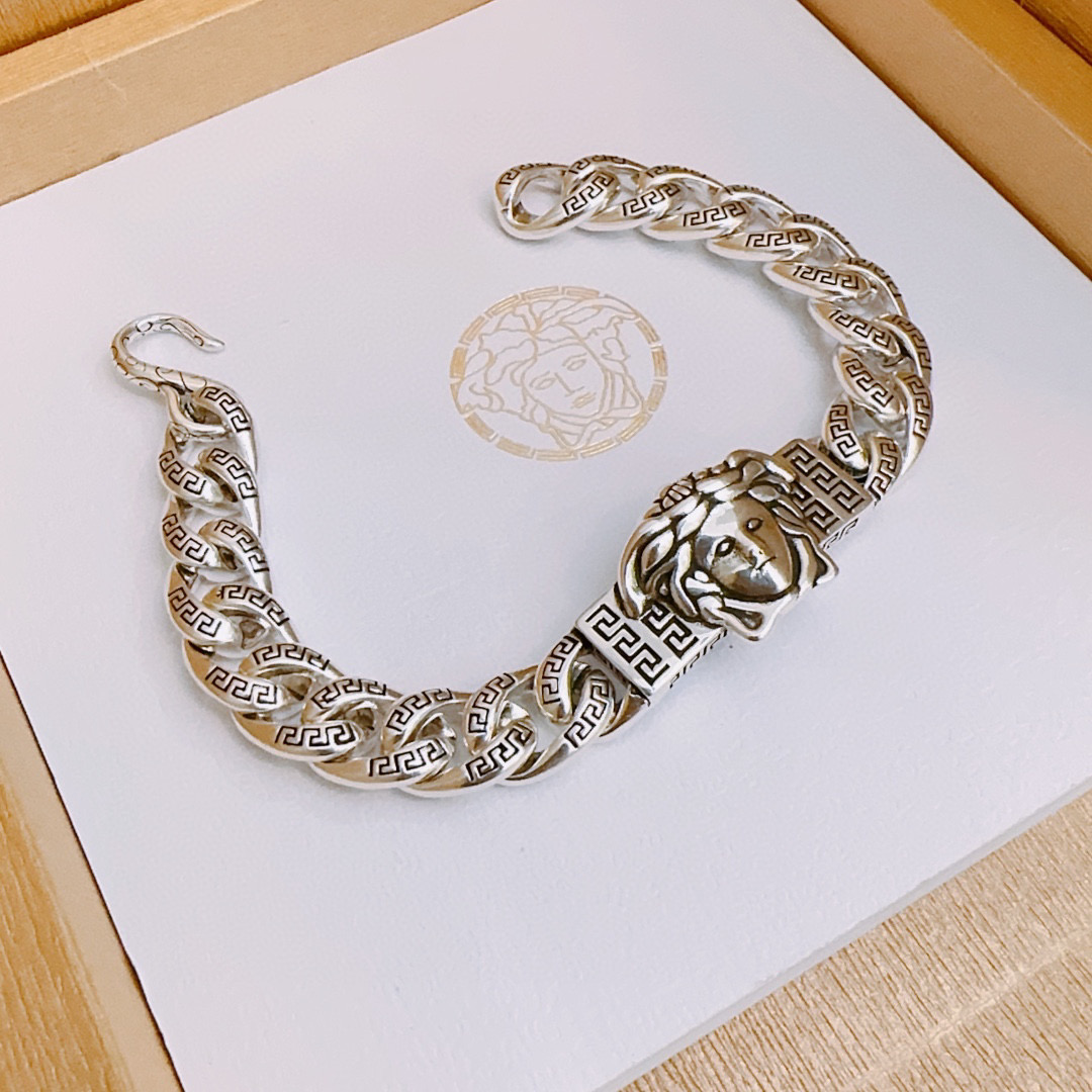    高品质范思哲手链美杜莎头像原单货专柜新款开模复古潮流时尚必备 男女均可佩戴 情侣款同款 摇滚朋克泰