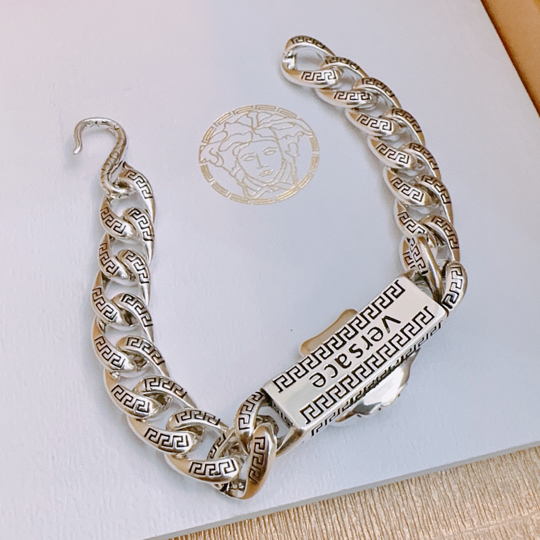    高品质范思哲手链美杜莎头像原单货专柜新款开模复古潮流时尚必备 男女均可佩戴 情侣款同款 摇滚朋克泰