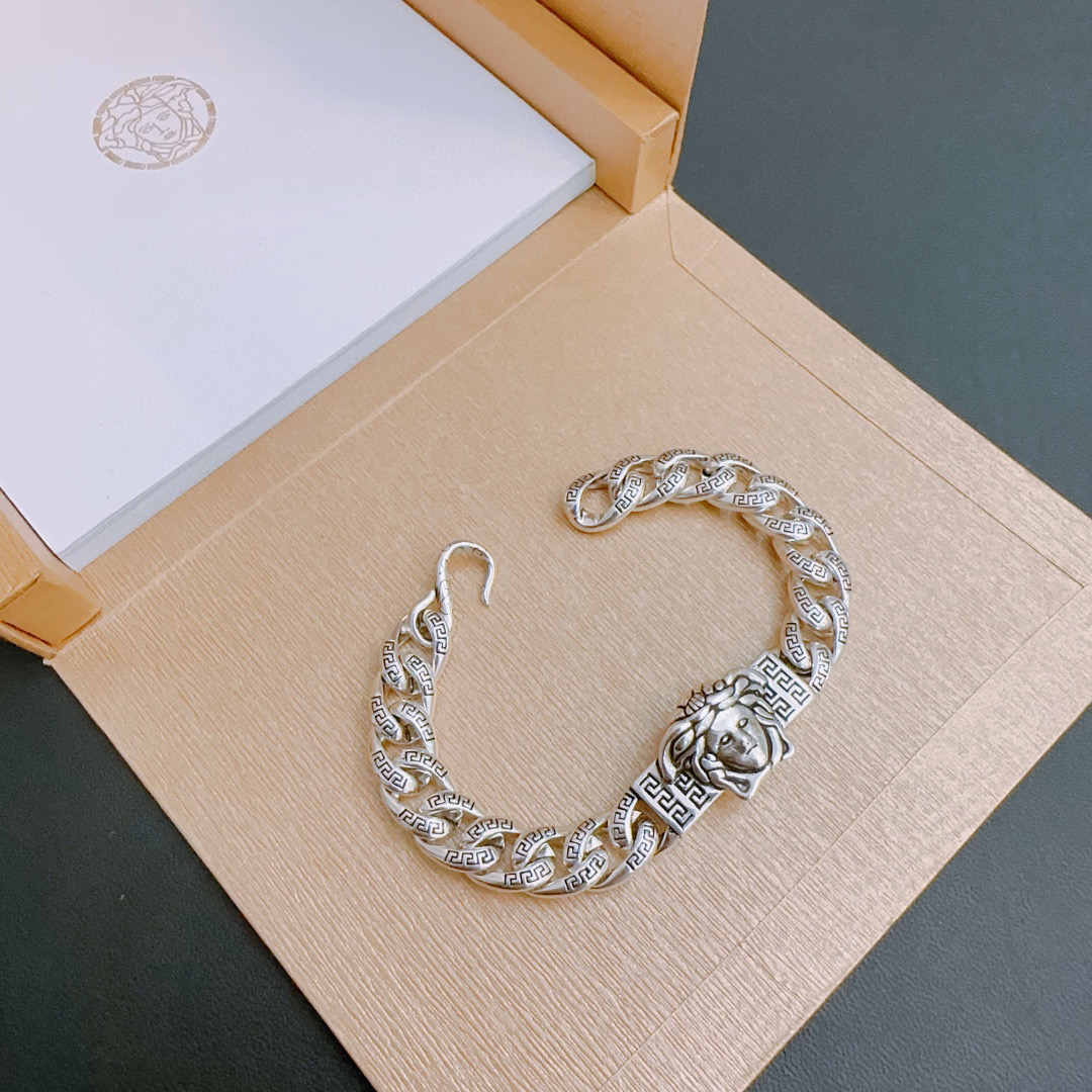    高品质范思哲手链美杜莎头像原单货专柜新款开模复古潮流时尚必备 男女均可佩戴 情侣款同款 摇滚朋克泰