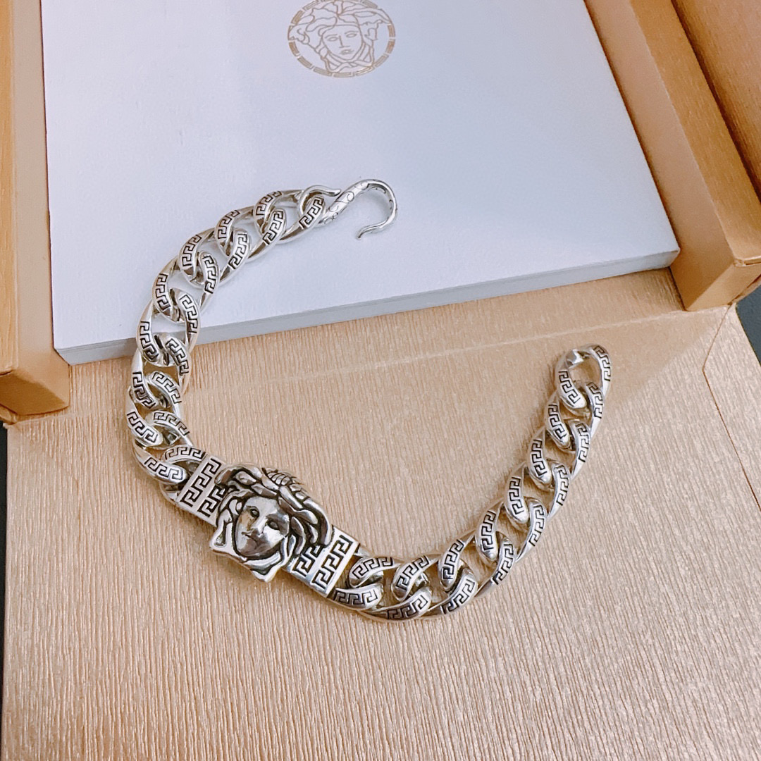    高品质范思哲手链美杜莎头像原单货专柜新款开模复古潮流时尚必备 男女均可佩戴 情侣款同款 摇滚朋克泰