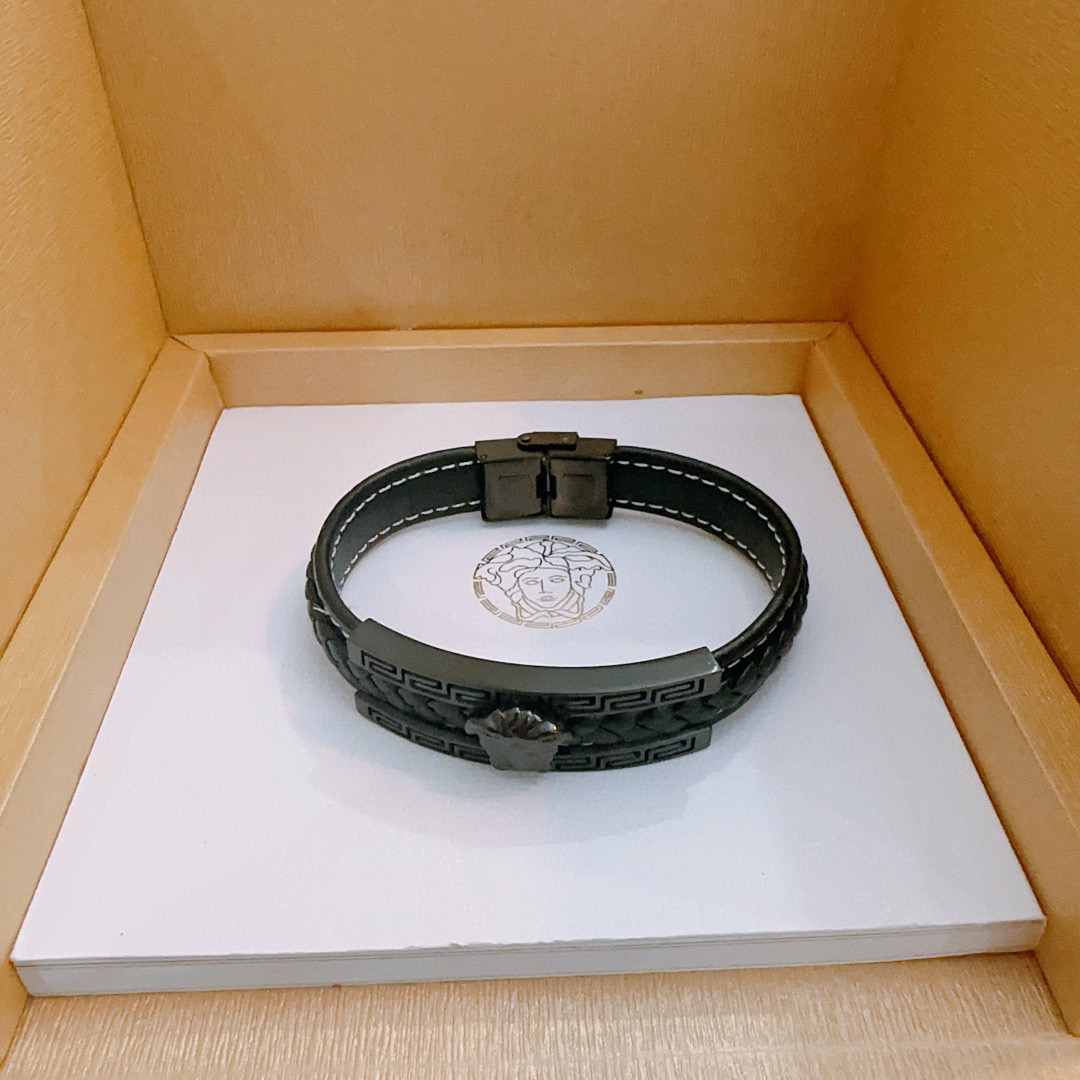   Versace 范思哲 杜美莎标志牛皮手绳手链 帅气酷炫 同时透露着一丝不羁的自由气息 展现别样趣味