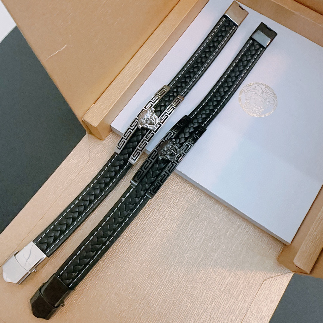   Versace 范思哲 杜美莎标志牛皮手绳手链 帅气酷炫 同时透露着一丝不羁的自由气息 展现别样趣味